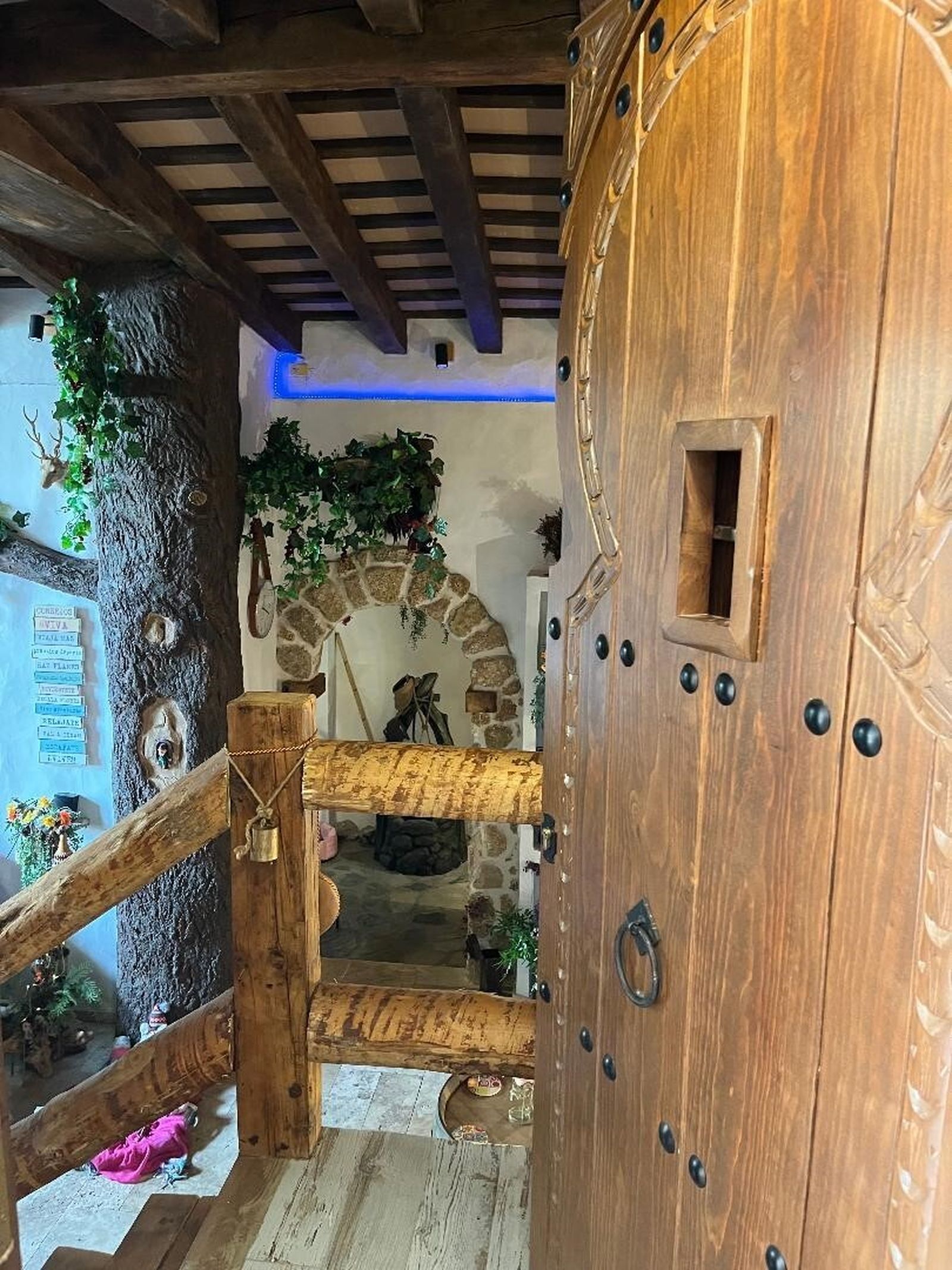 Entrada . Un portón marroquí con mirilla da la bienvenida a la casa.