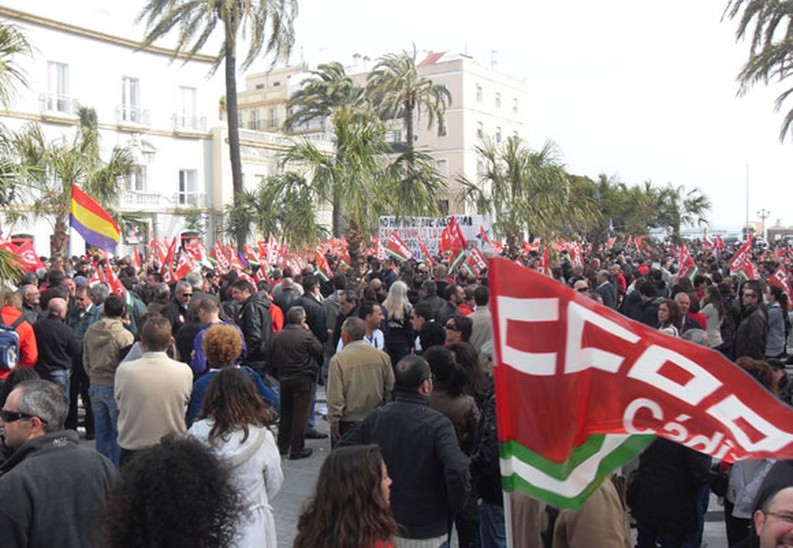 Más de 5.000 personas protestaron en Cádiz contra la reforma laboral