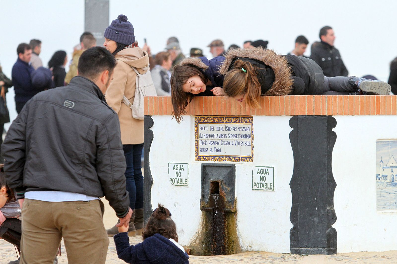 El Rocío celebra La Candelaria con la presentación de los niños a la Virgen, en imágenes