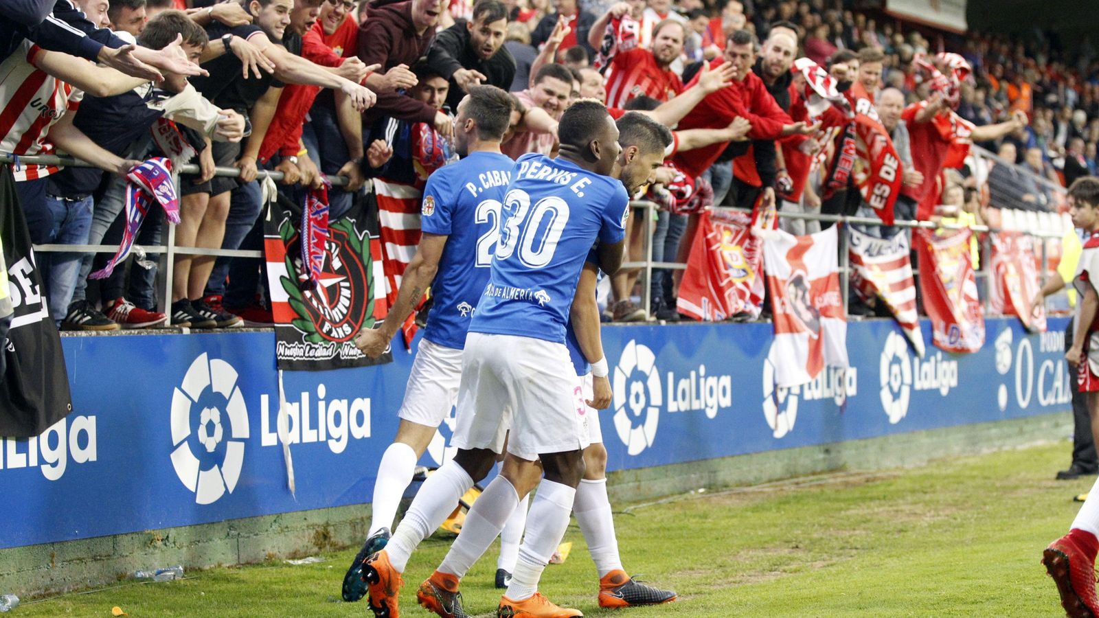 Fidel celebra con los rojiblancos en el Anxo Carro el 1-1 ante el Lugo