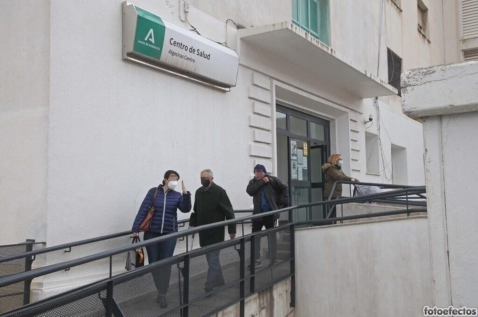 Pacientes saliendo del centro de salud Algeciras Centro