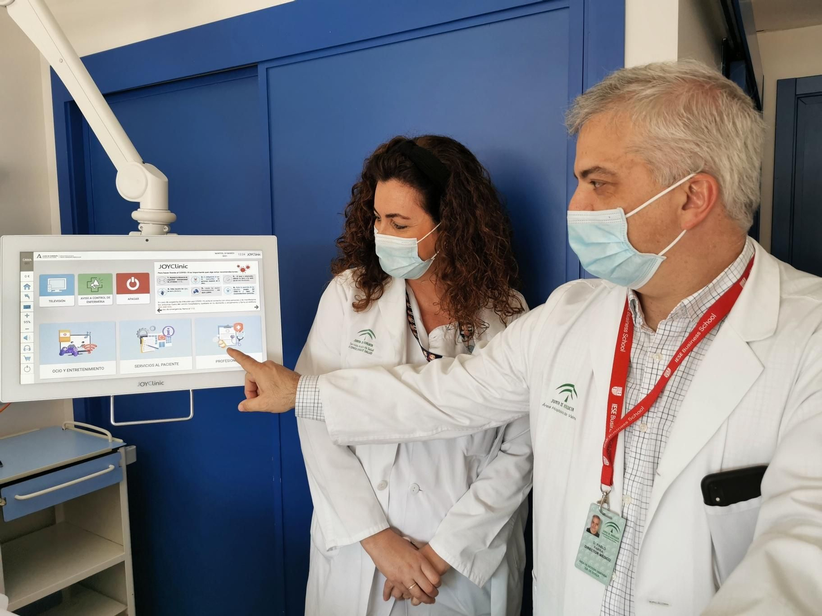 El director médico, Pablo Parra, junto a la supervisora de la planta de Traumatología, Elena Reyes, donde se está pilotando actualmente el proyecto.