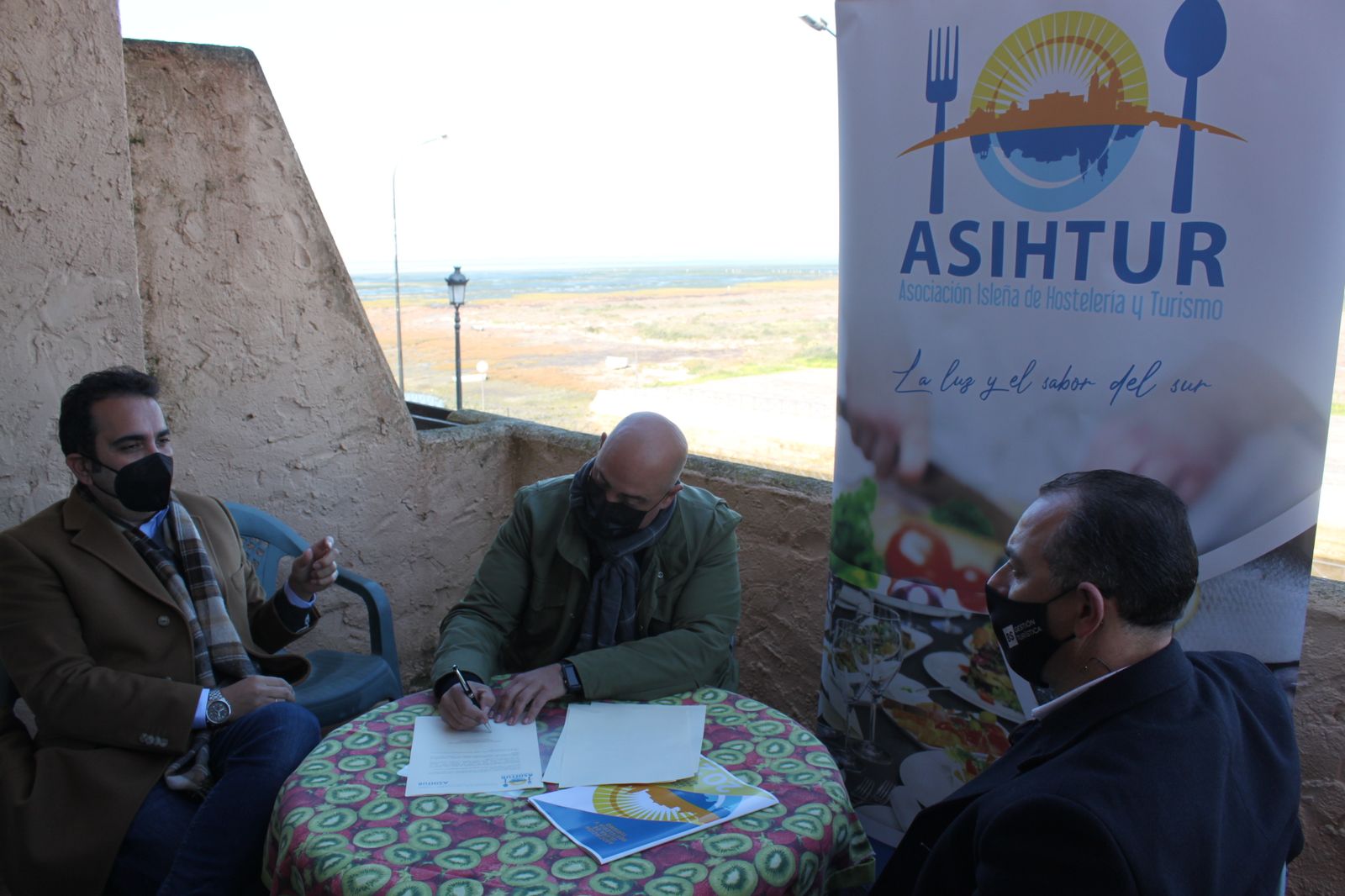 Firma del convenio entre Asihtur y los apartamentos de Bahía Sur.