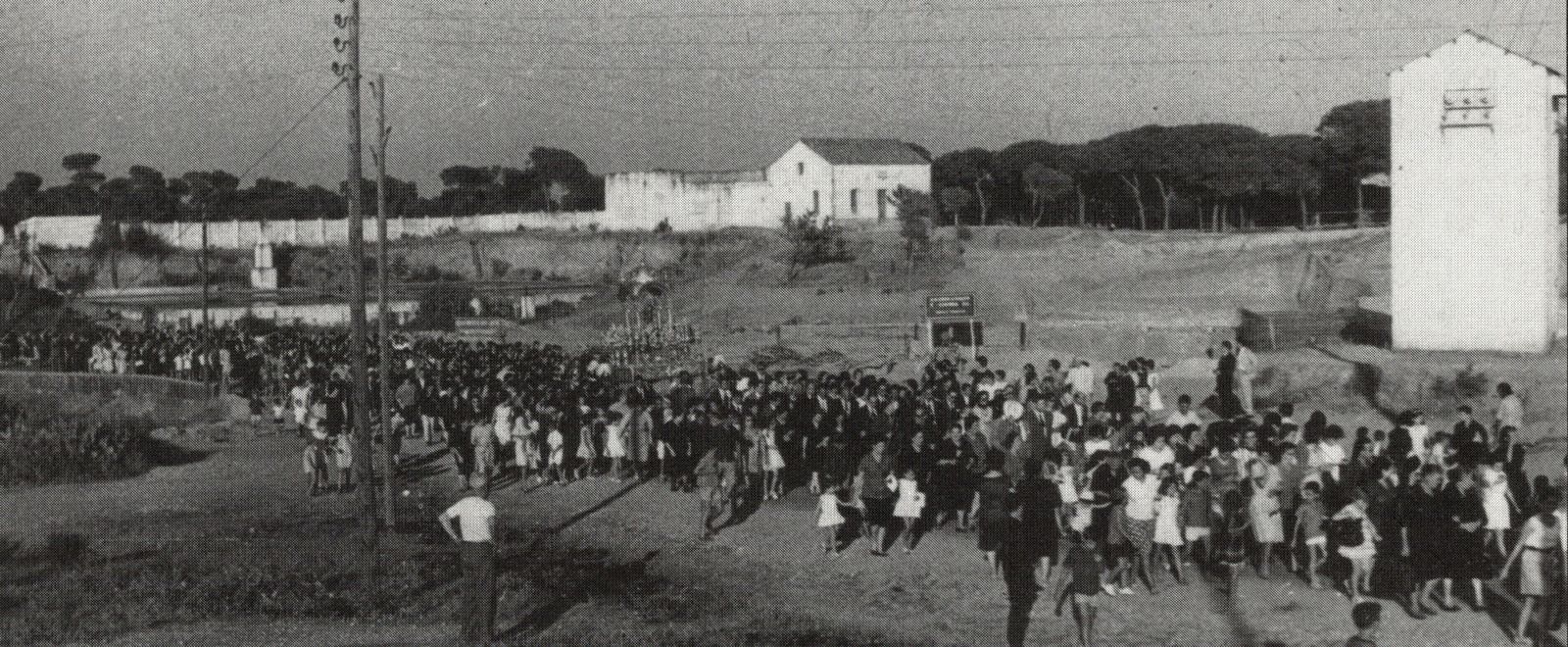 La Virgen de la Cinta en su bajada en 1963, rodeada de cientos de onubenses. ARCHIVO HDAD. DE LA CINTA