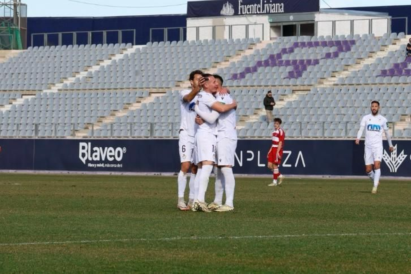 Los jugadores del Real Jaén se abrazan tras uno de los goles del duelo.