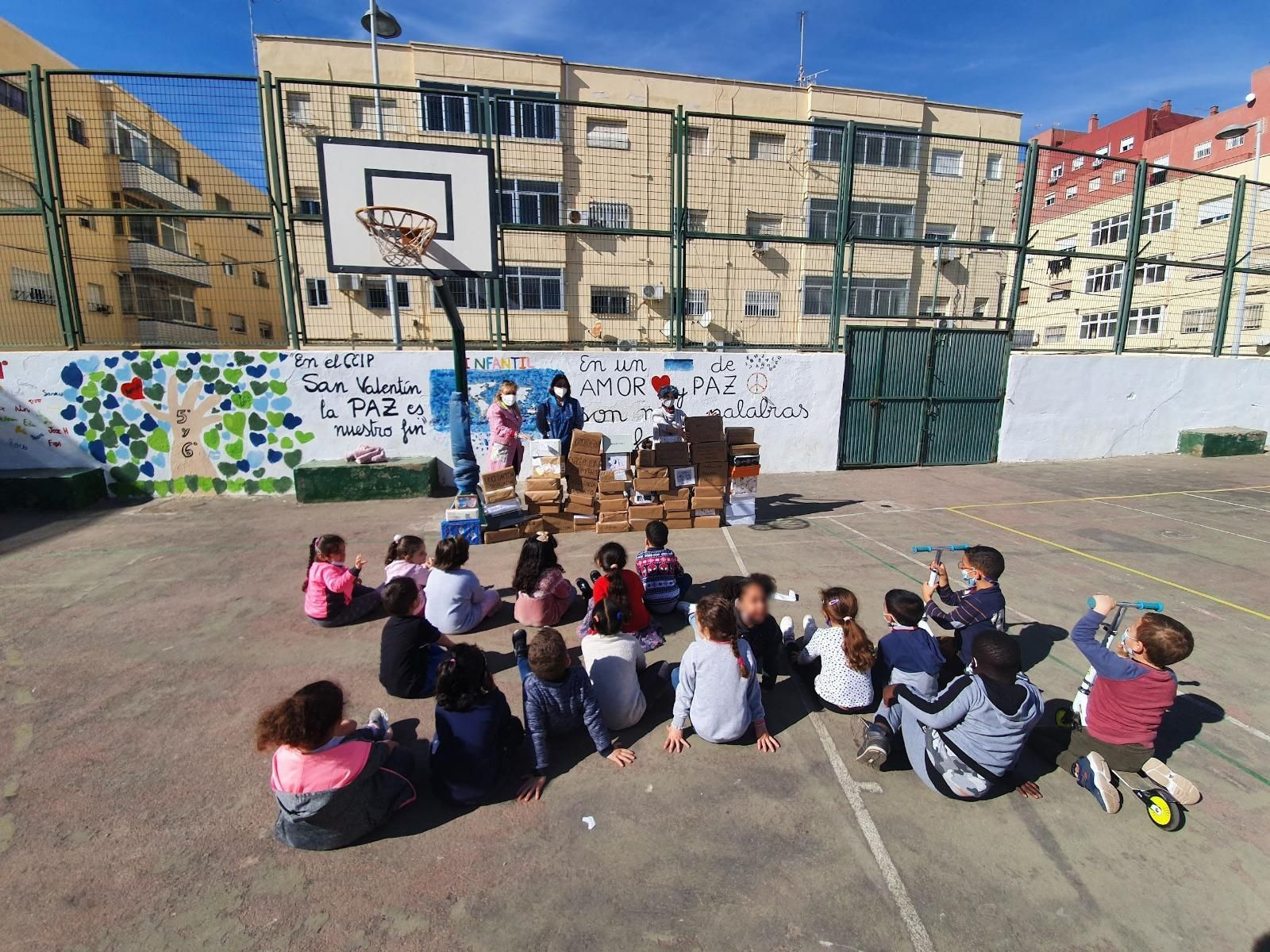 Alumnado del CEIP San Valentín de la capital en el patio del colegio que tuvo que ser cerrado tras declararse la estructura del edificio en ruinas.
