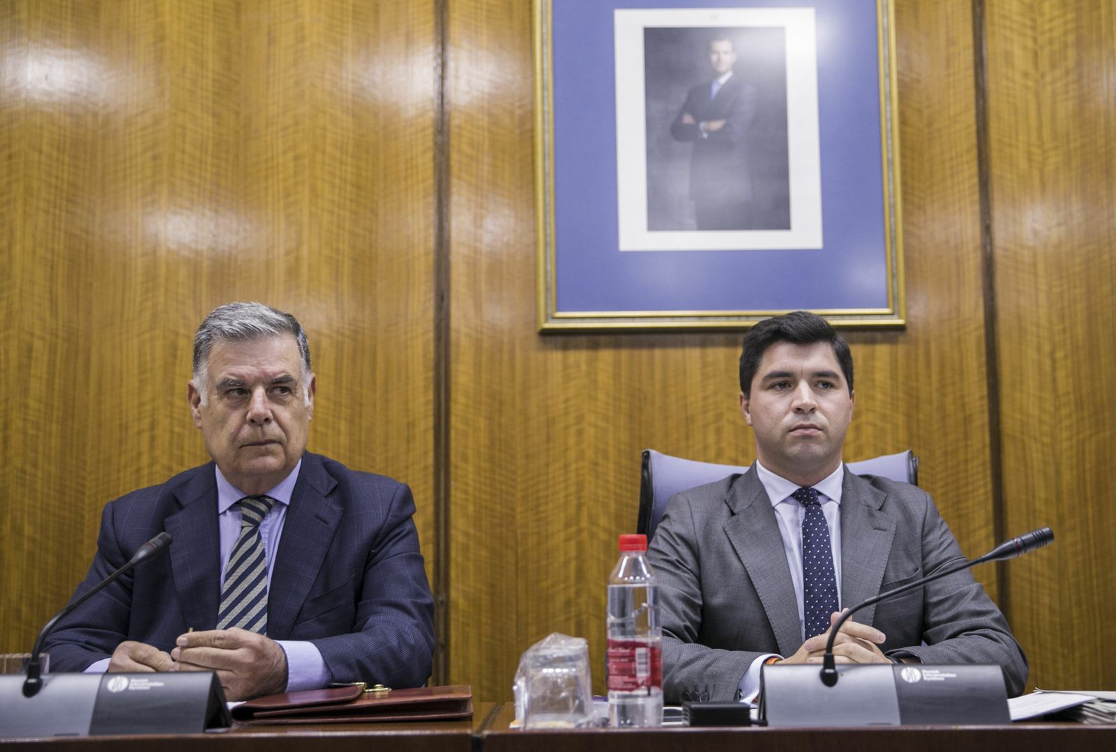 José Antonio Viera (i), con gesto serio, durante su comparecencia.