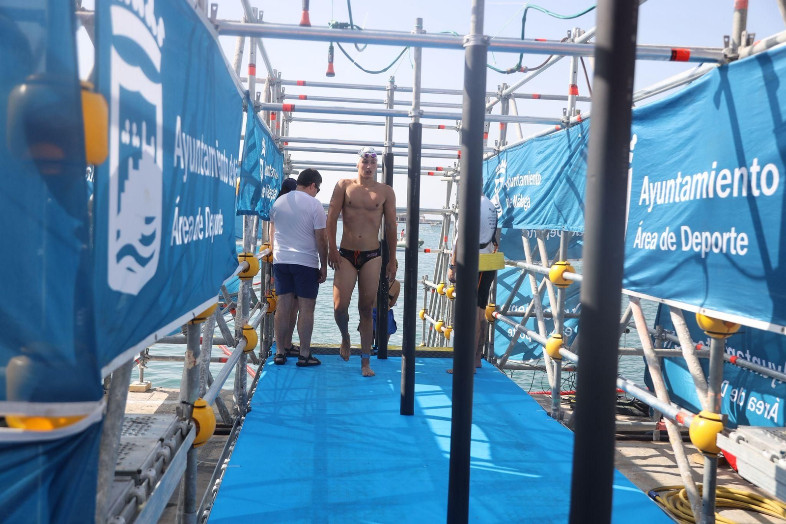 La travesía a nado del puerto de Málaga, en imágenes