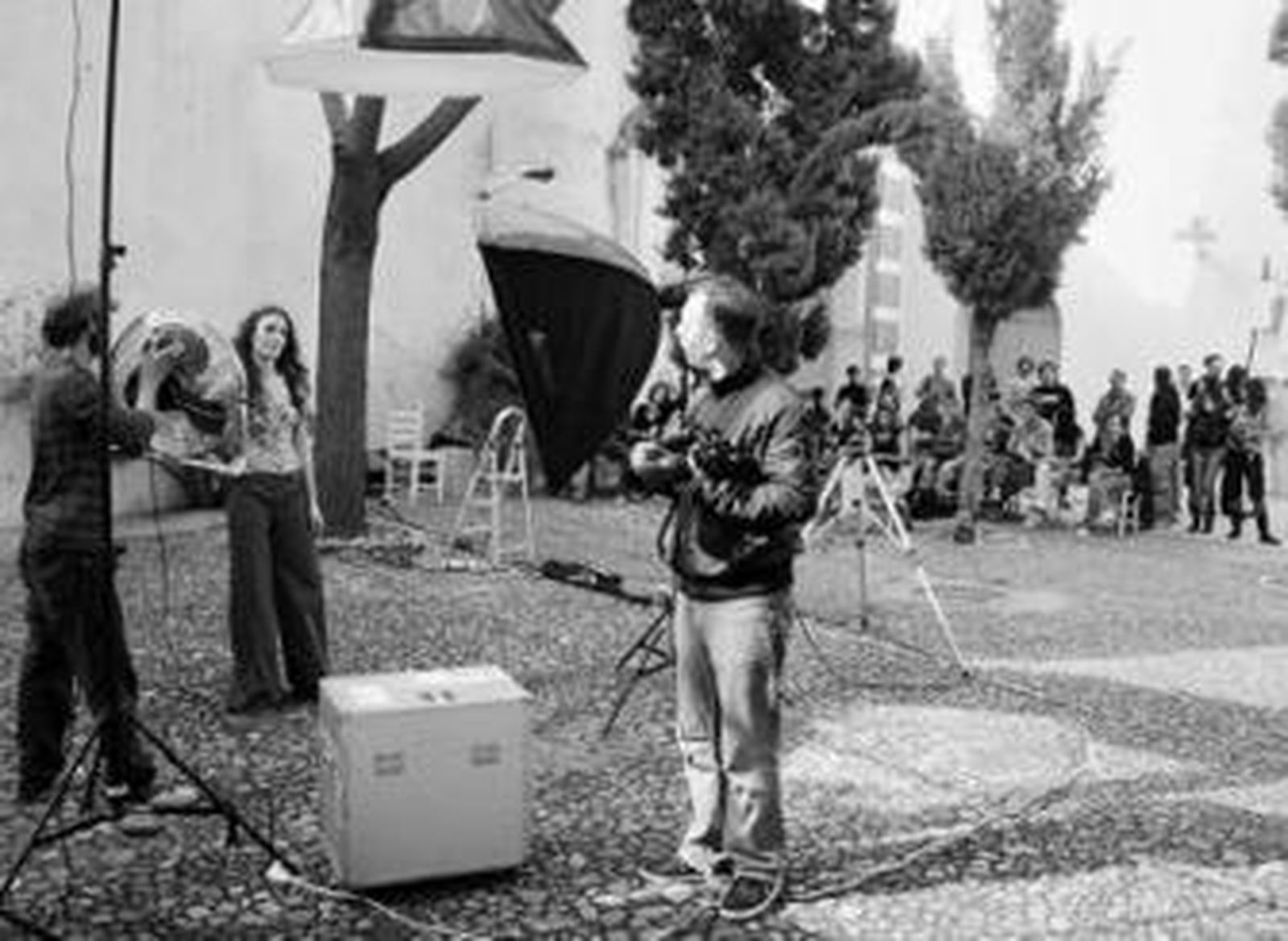 El fotógrafo Luis Castilla da sus explicaciones a la modelo.