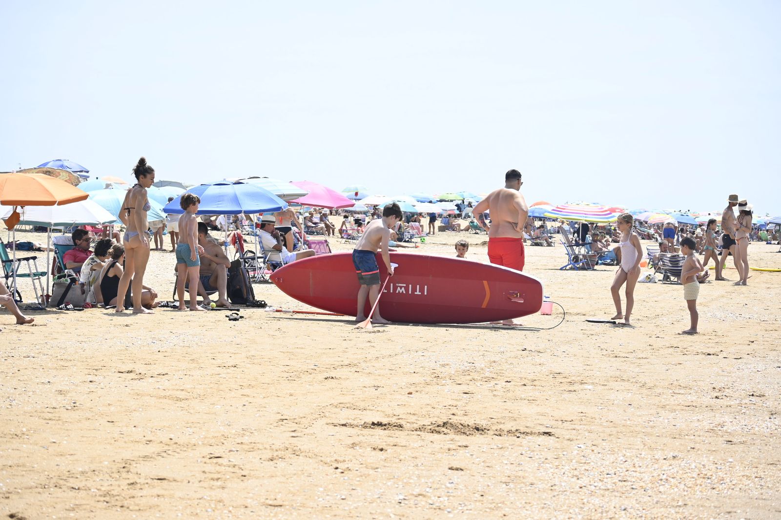 Ambiente en la playas de Huelva este sábado 22 de julio, en imágenes