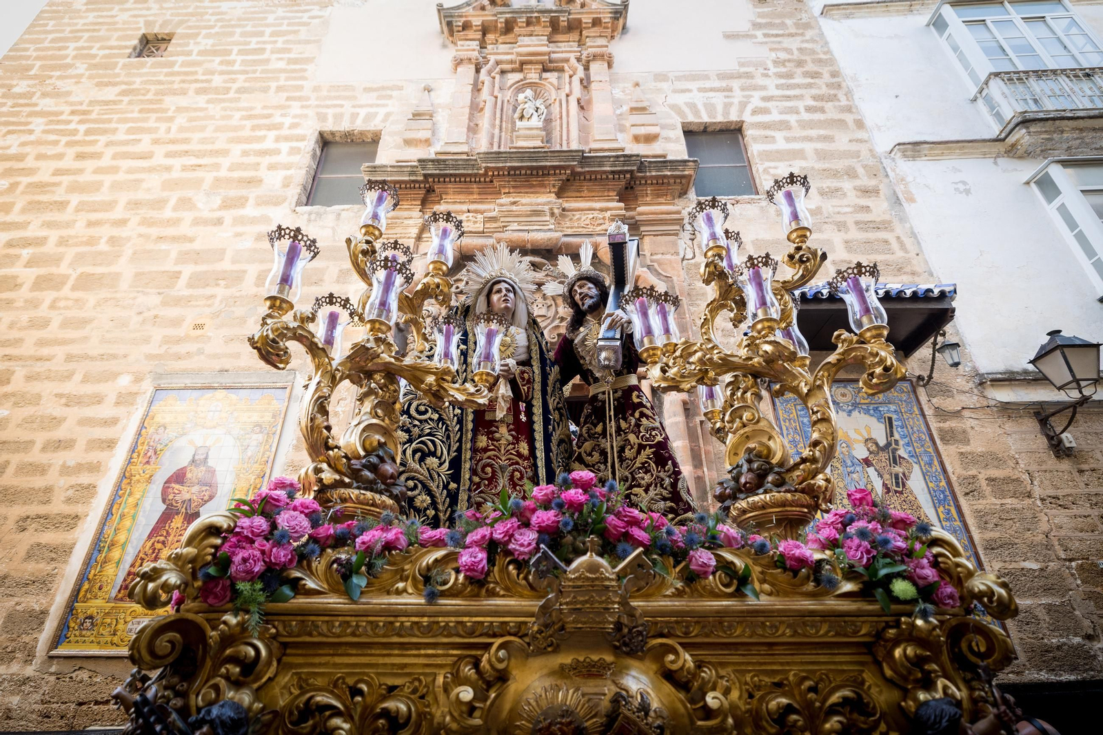 Imágenes de la salida de Afligidos en la Semana Santa de Cádiz 2025