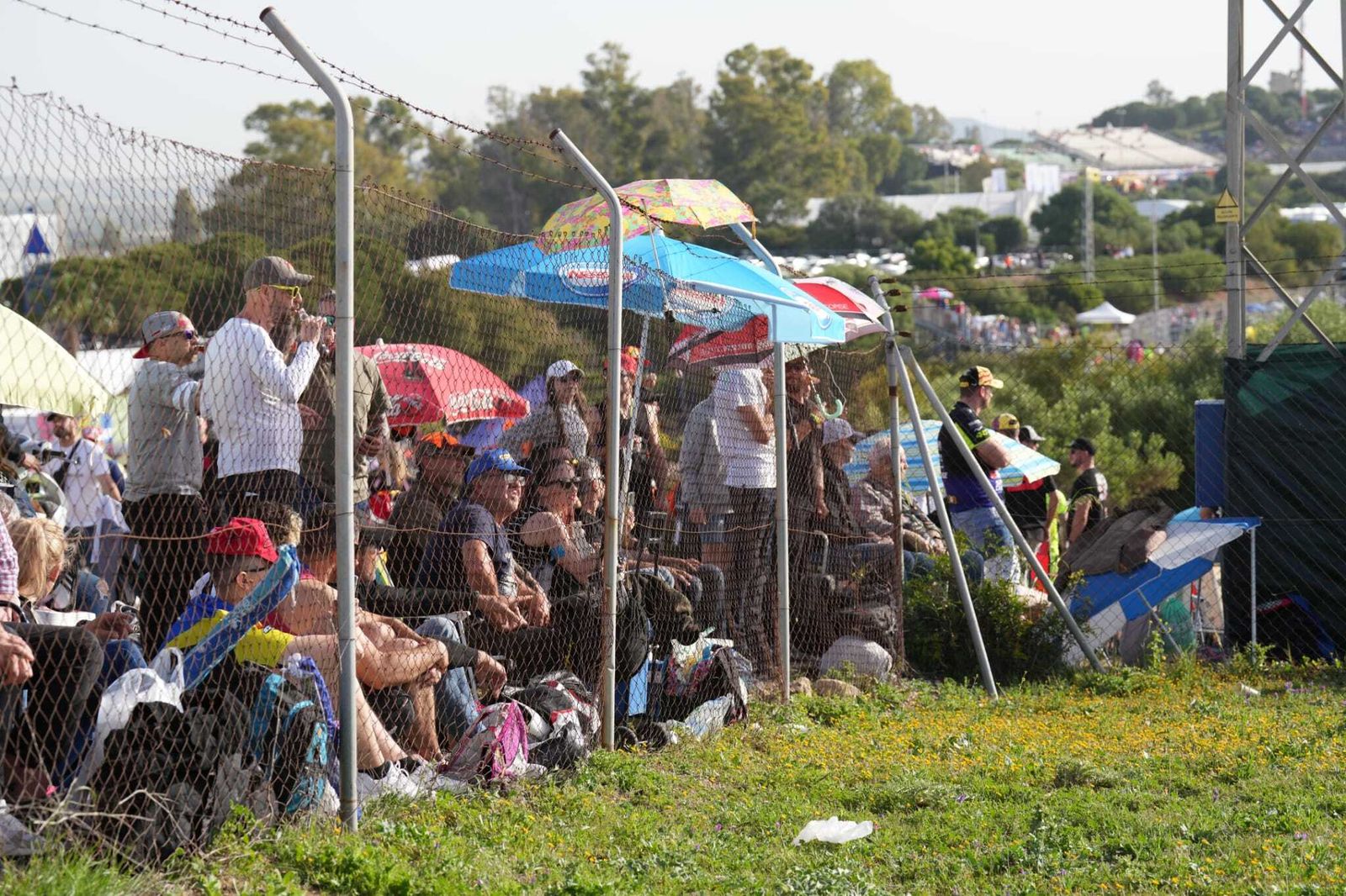 Neveras, cerveza muy fría y sombrillas para combatir al calor en el Gran Premio de España en Jerez