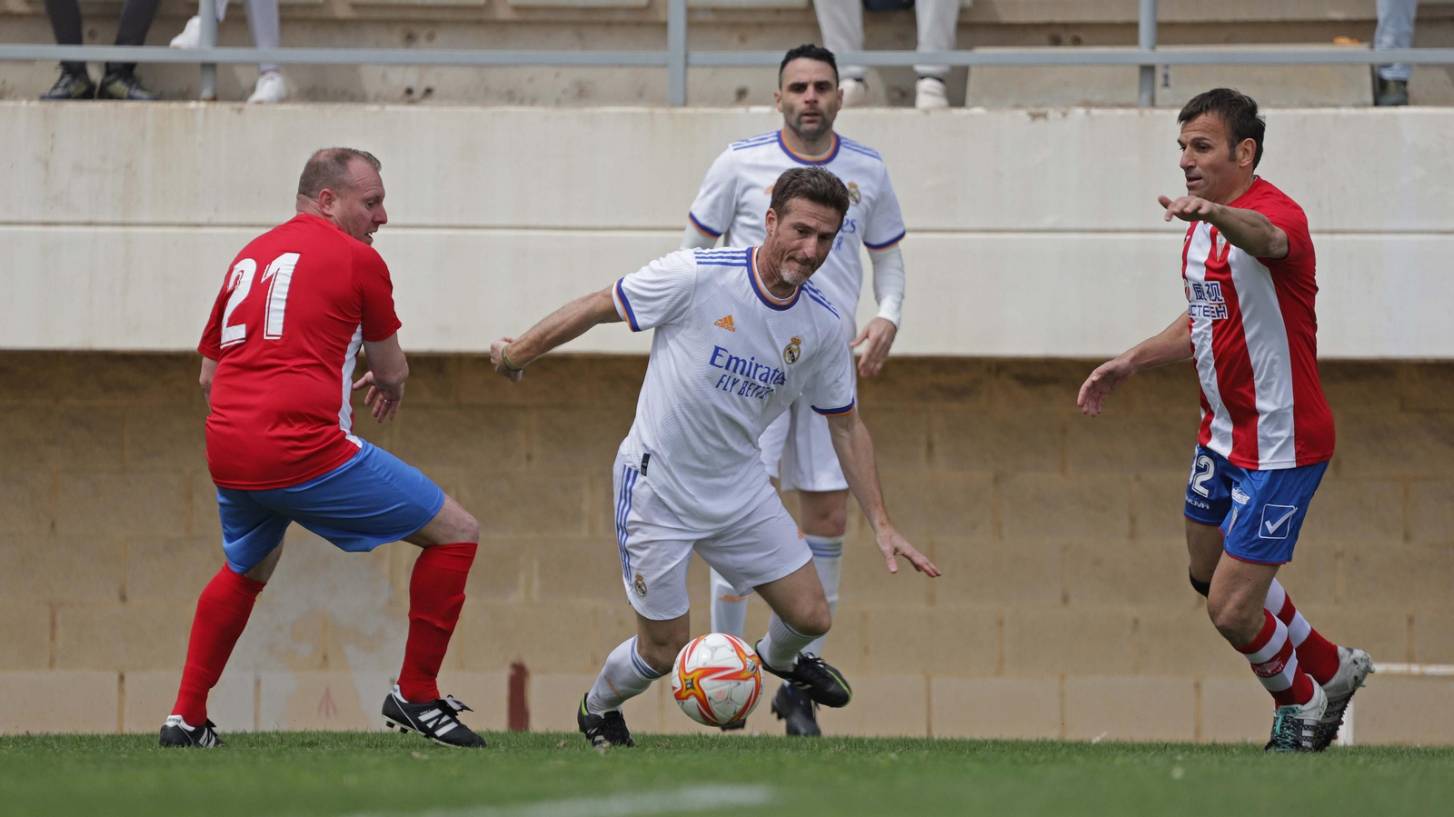 La mejores fotos del Algeciras - Real Madrid veteranos