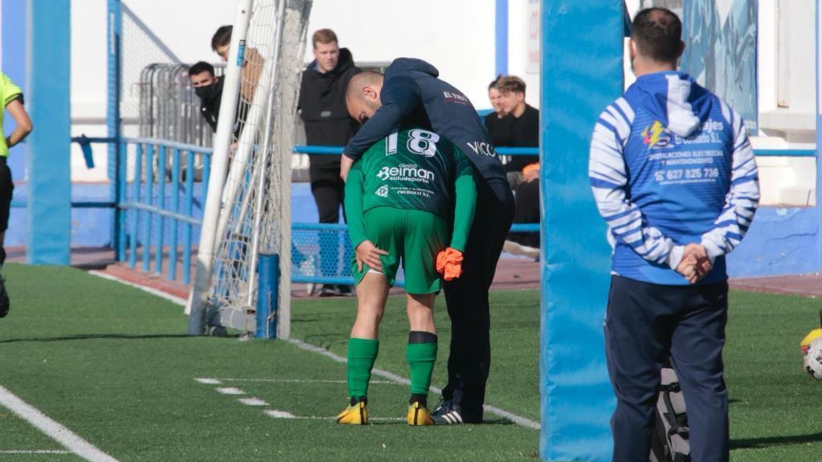 Juanma se lesionó y dejó su puesto a los doce minutos a Curro.