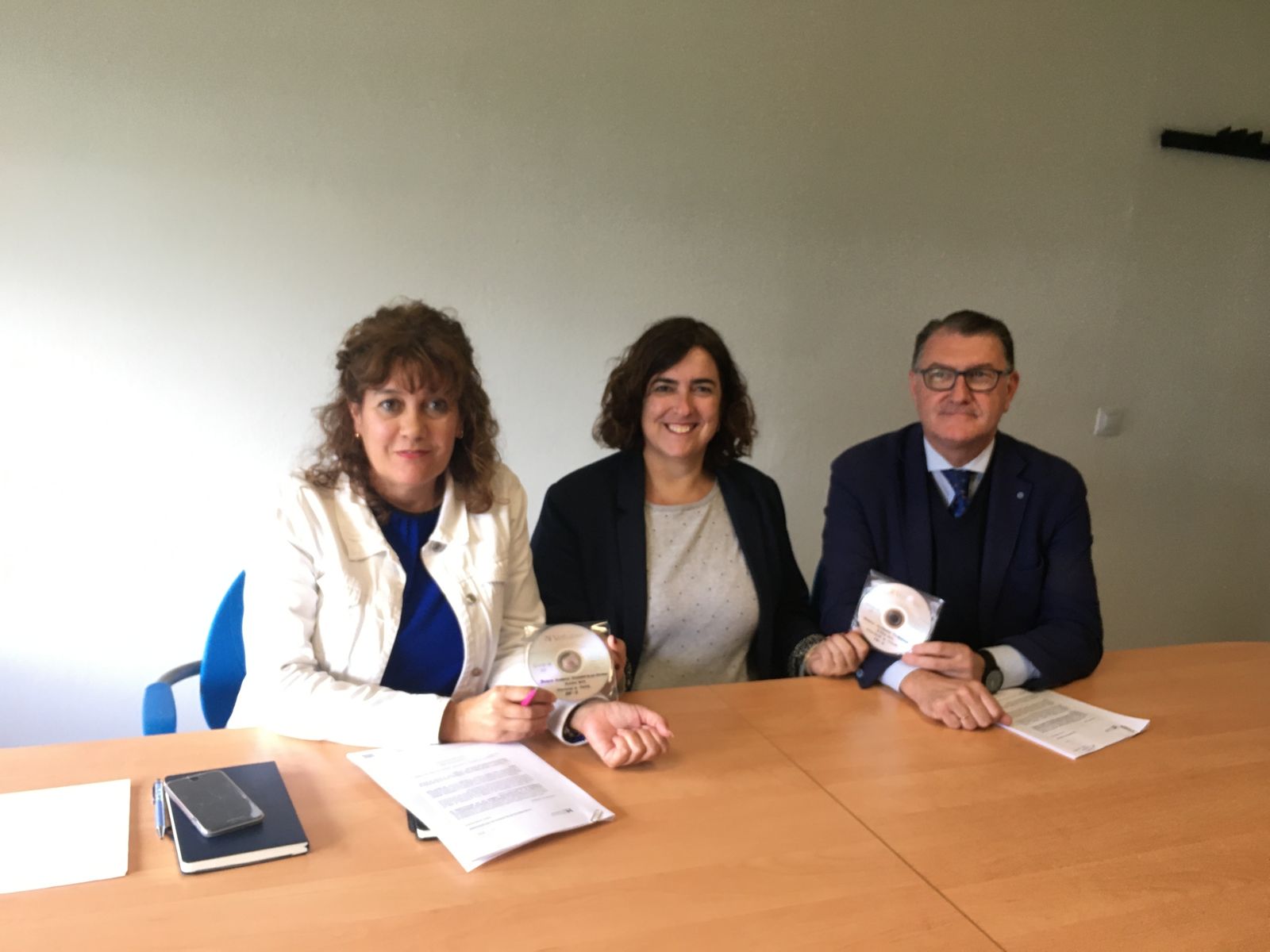 Yolanda Rubio hace entrega de los proyectos a los alcaldes de ambas localidades.