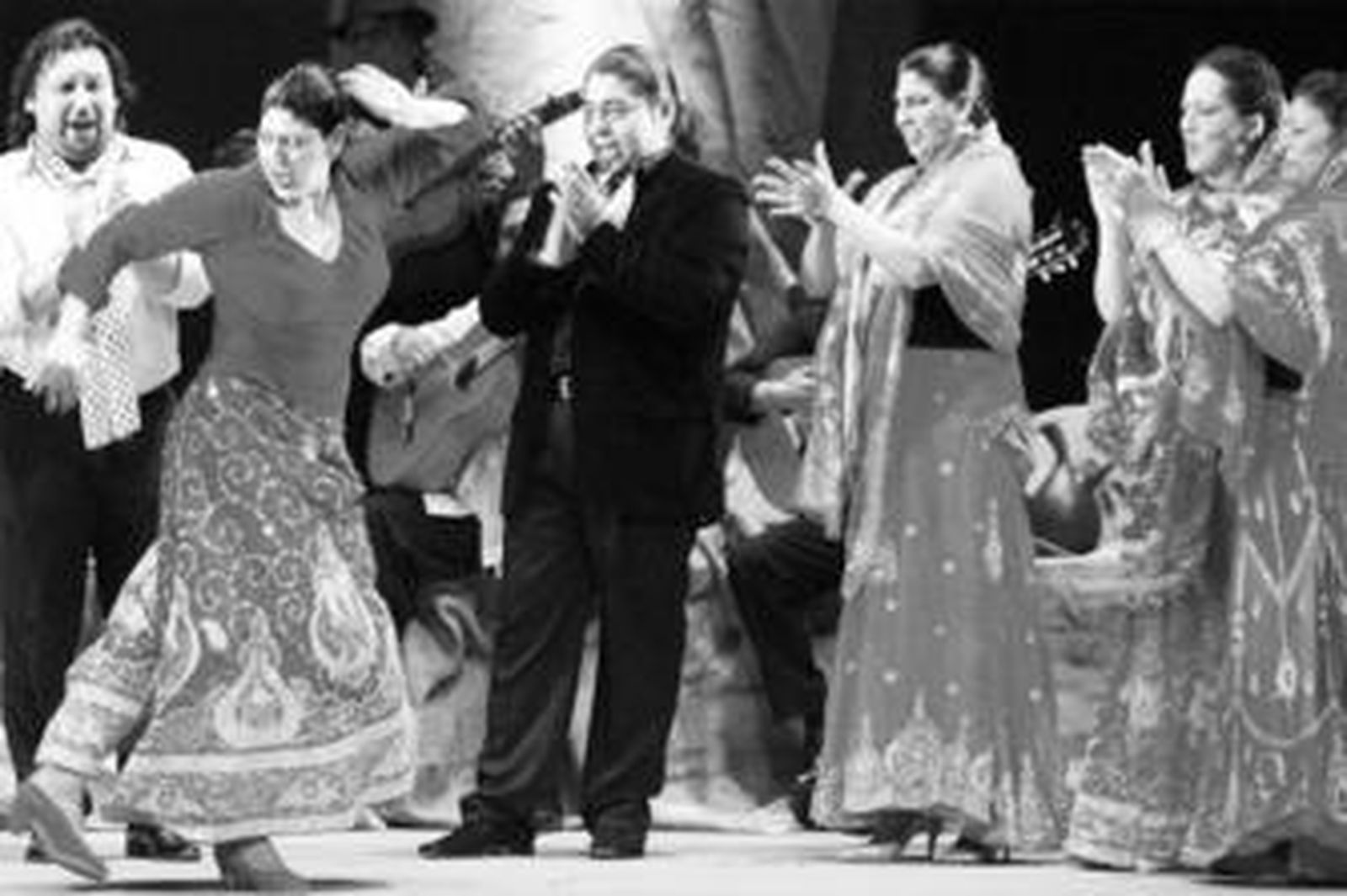 La bailaora sevillana Manuela Carrasco, el domingo noche en Villamarta junto a miembros de la compañía con la que presentó 'Romalí'.