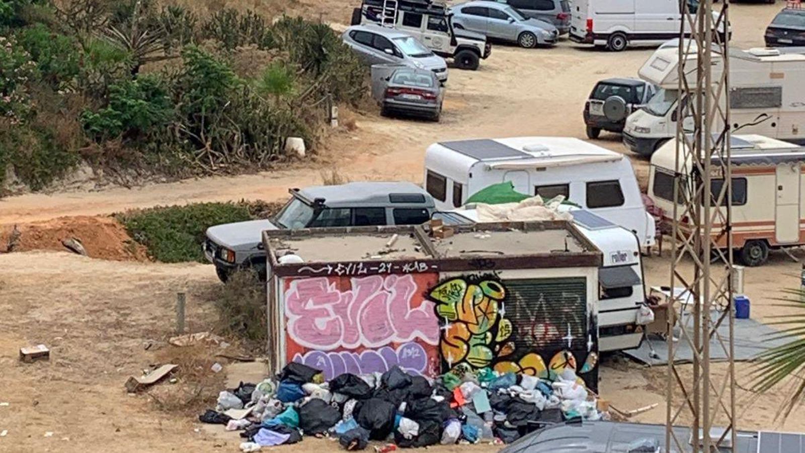 Las bolsas de basura se amontonan junto a las caravanas.
