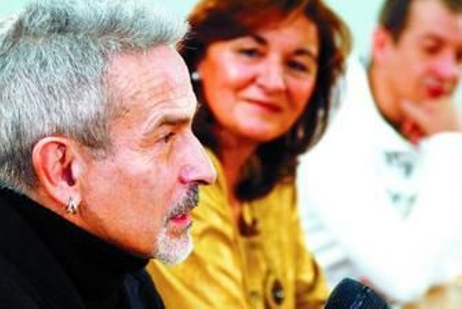 Víctor Ullate, en primer plano, con Remedios Navarro, gerente del Maestranza, y Eduardo Lao.