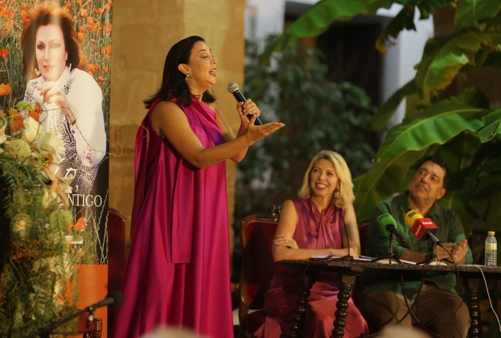 Marina Bernal presenta en Chipionz el libro 'Rocío, 20 años contigo'