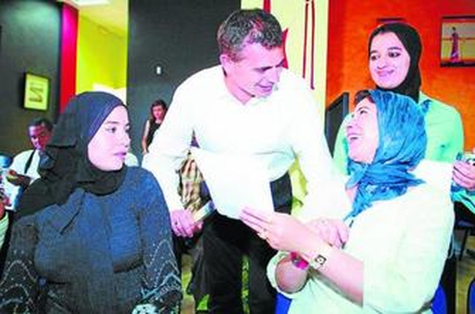 Julio Andrade, con un grupo de mediadoras en unas jornadas sobre inmigrantes.