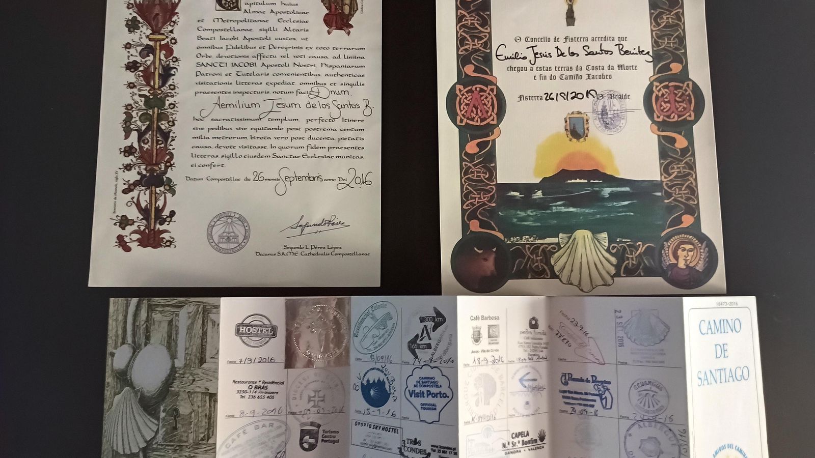 Una Credencial con varios sellos