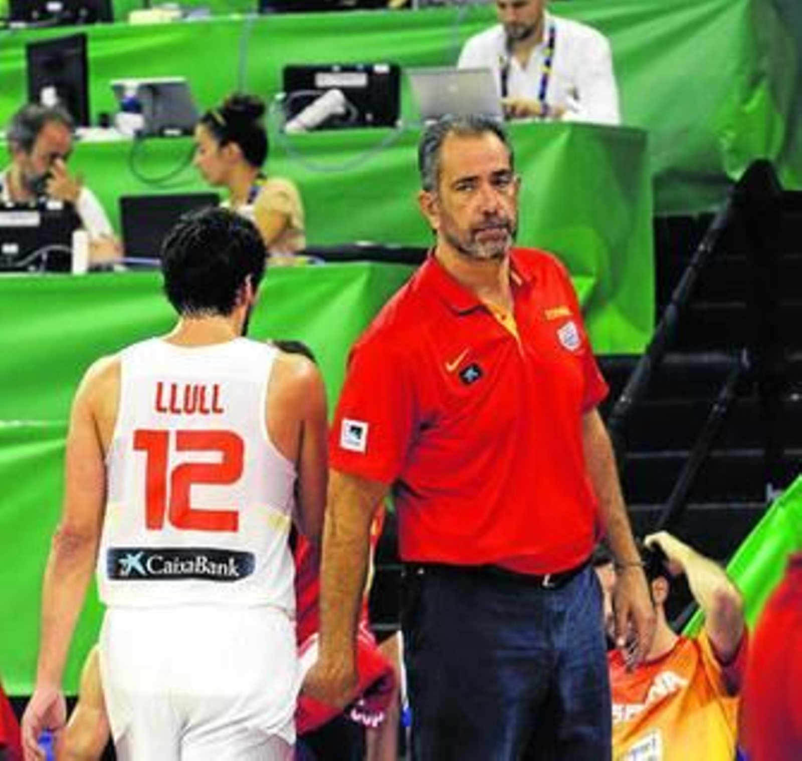 Orenga sigue el partido mientras se cruza con Llull tras ser sustituido el escolta.