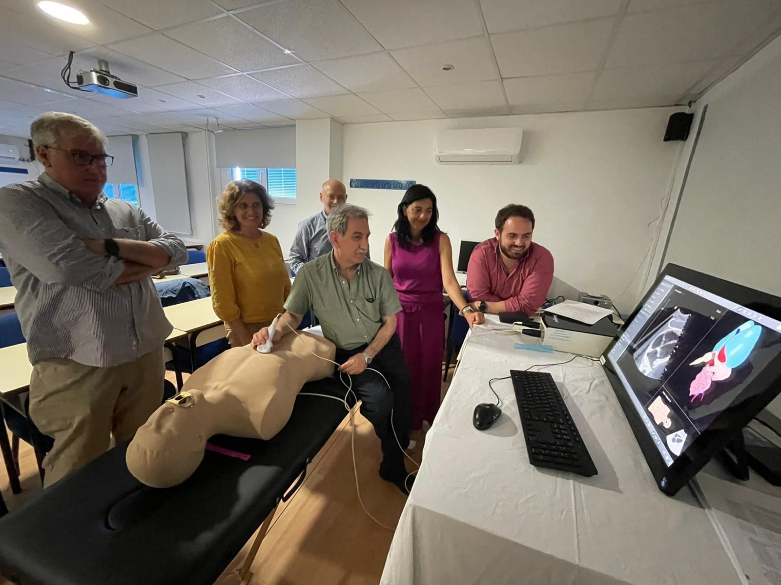Profesionales manejando el ecógrafo.
