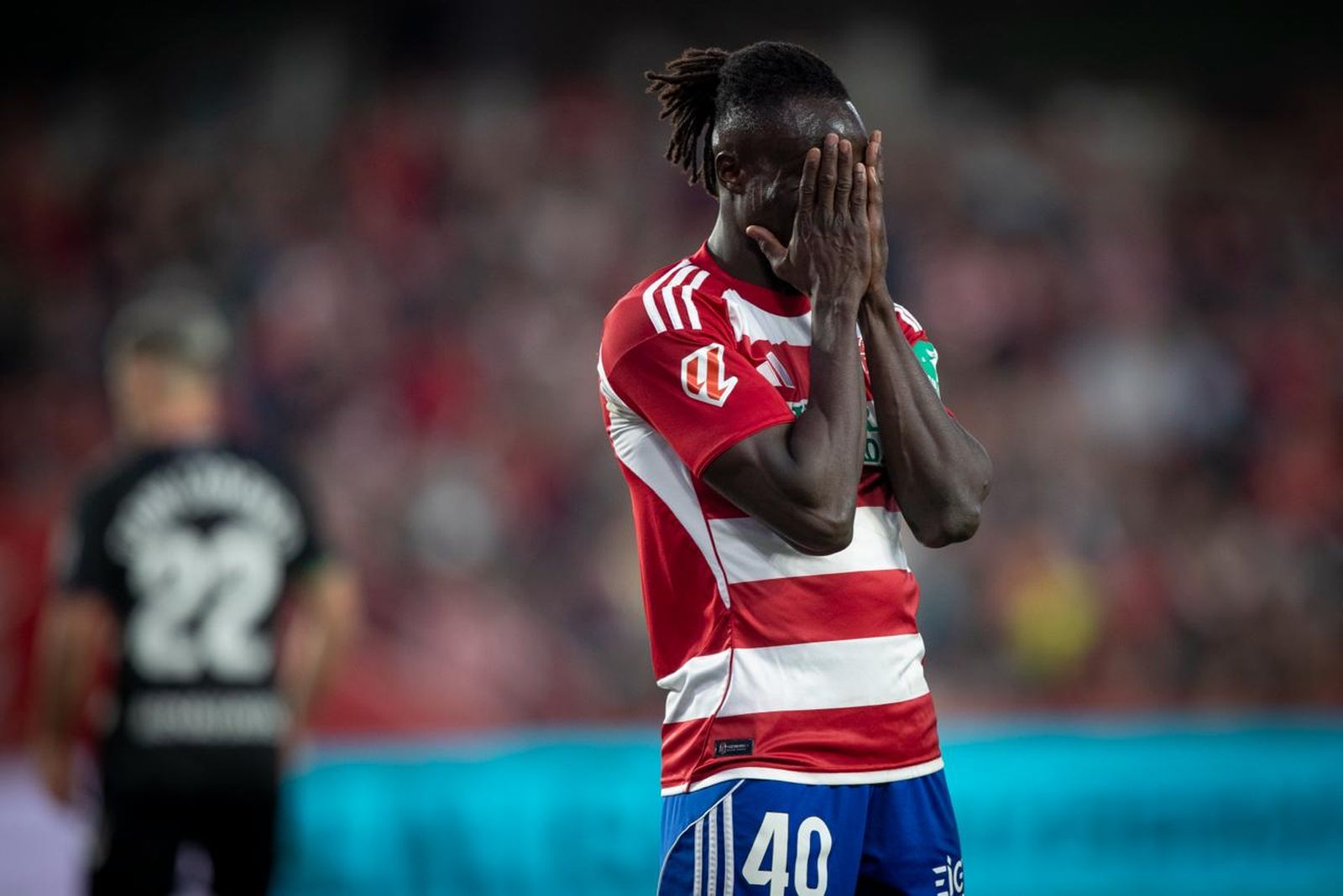 Baba Diocou se desespera tras fallar una ocasión ante el Málaga.