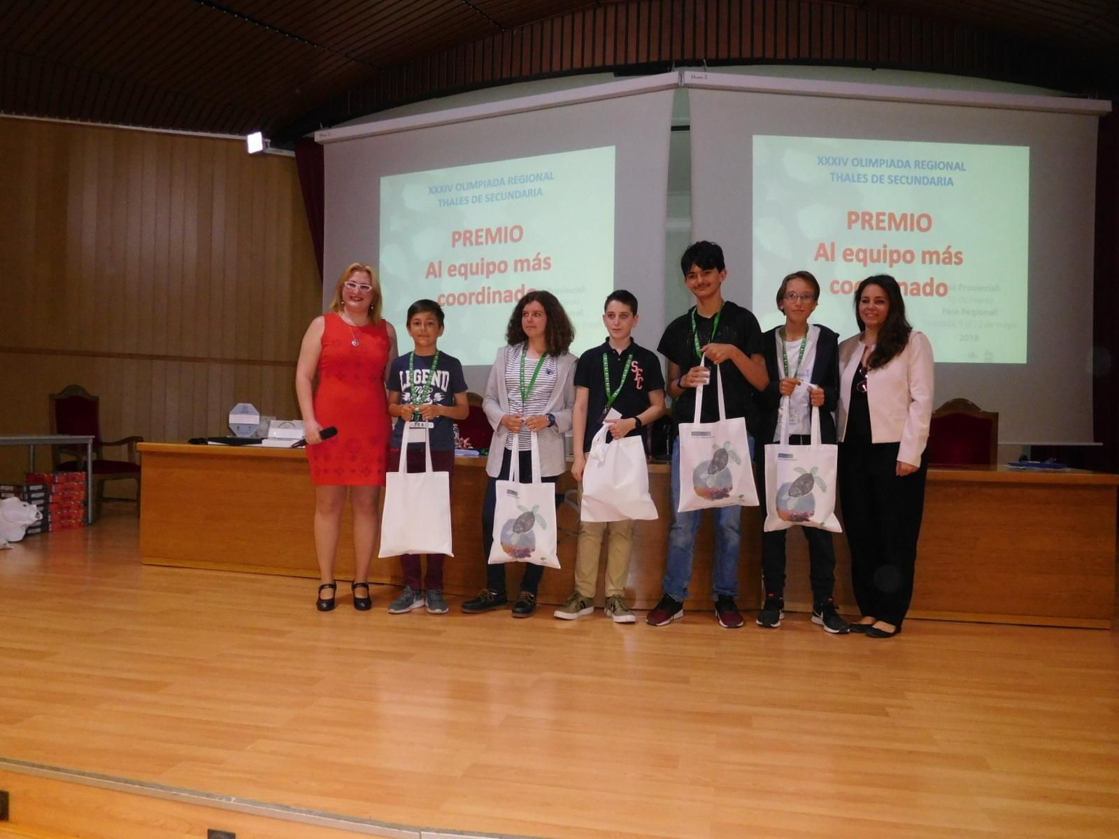 1. El equipo granadino que participa en la Olimpiada Matemática. 2. Un momento de las pruebas realizadas dentro de la competición. 3. Los participantes, de visita por Granada. 4. Durante la estancia en el Parque de las Ciencias.