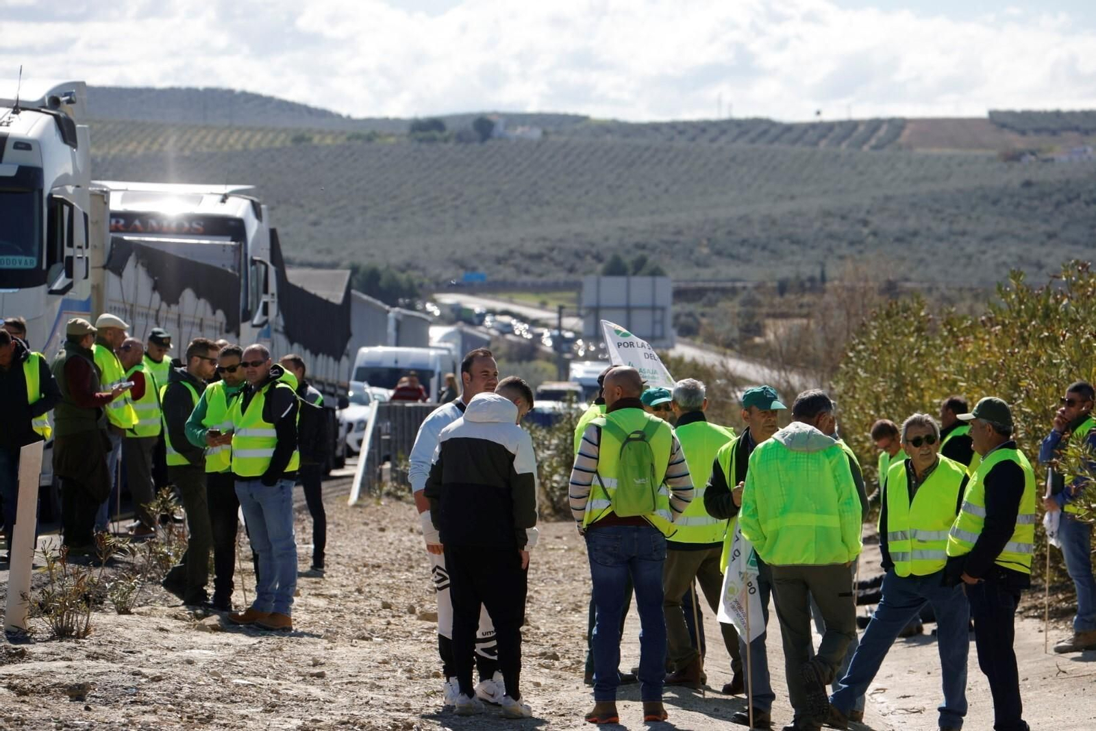 Los agricultores cortan la A-45 en Lucena, en imágenes