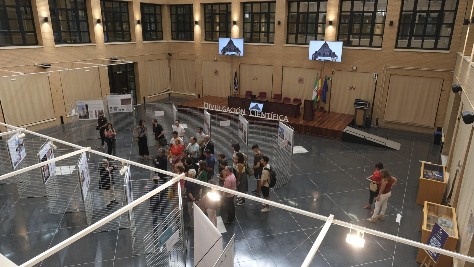 Imágenes de la inauguración de la exposición 'Paseo Matemático Al-Ándalus' en la Universidad de Almería