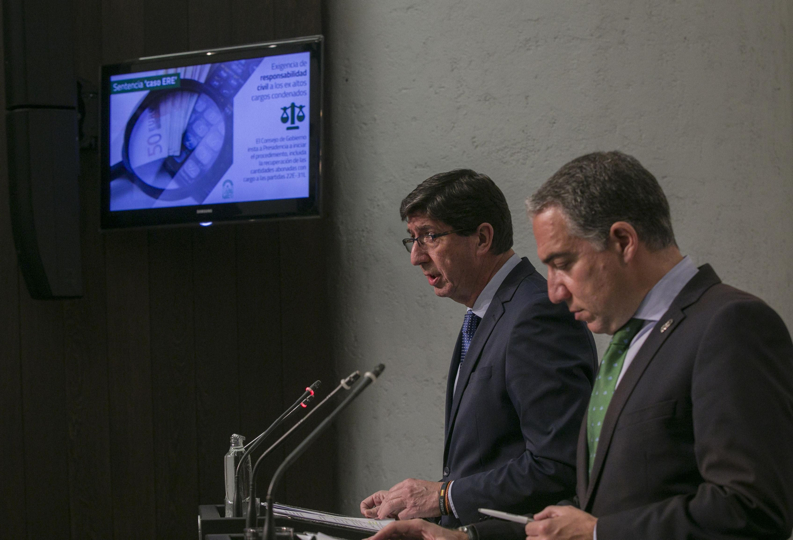 El consejero Elías Bendodo y el vicepresidente Juan Marín.