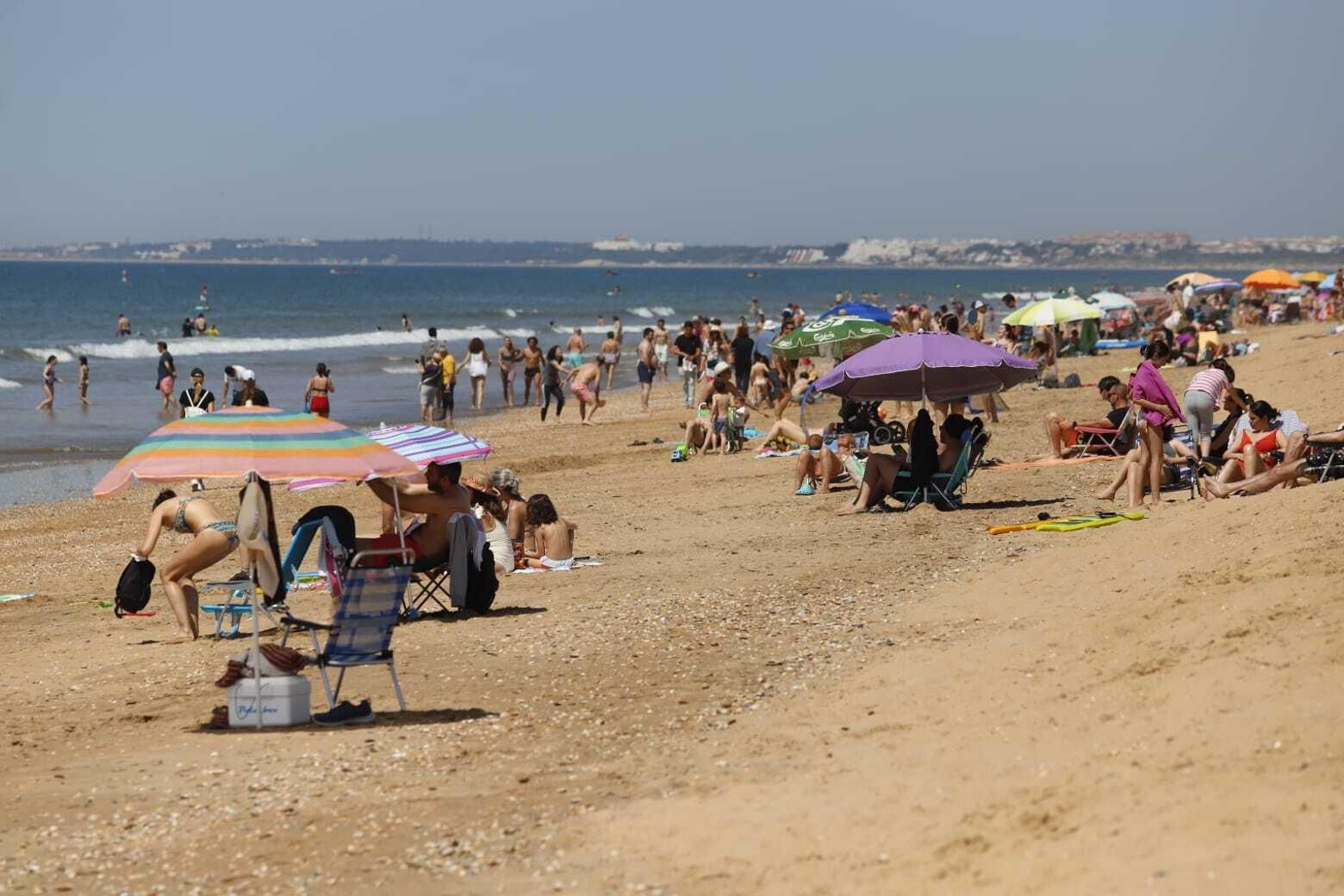 El sol llena las playas de Huelva