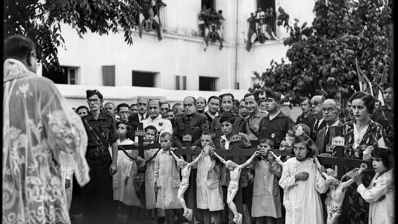 Reposición de crucifijos en el Colegio San Francisco. Utrera, 1936.