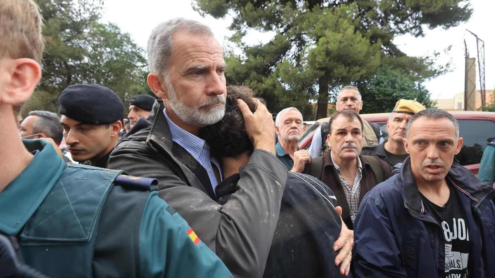 El rey Felipe VI abraza a uno de los afectados por la catástrofe de la Dana en Paiporta.