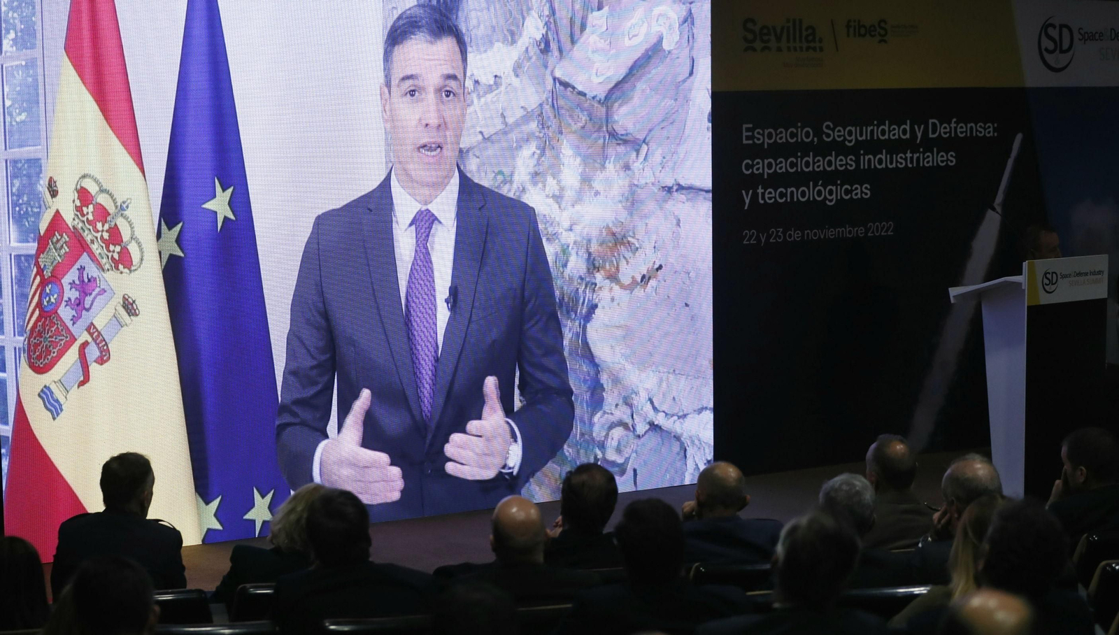 Pedro Sánchez durante su intervención 'online' en la inauguración del Space & Defense Industry, en Fibes.