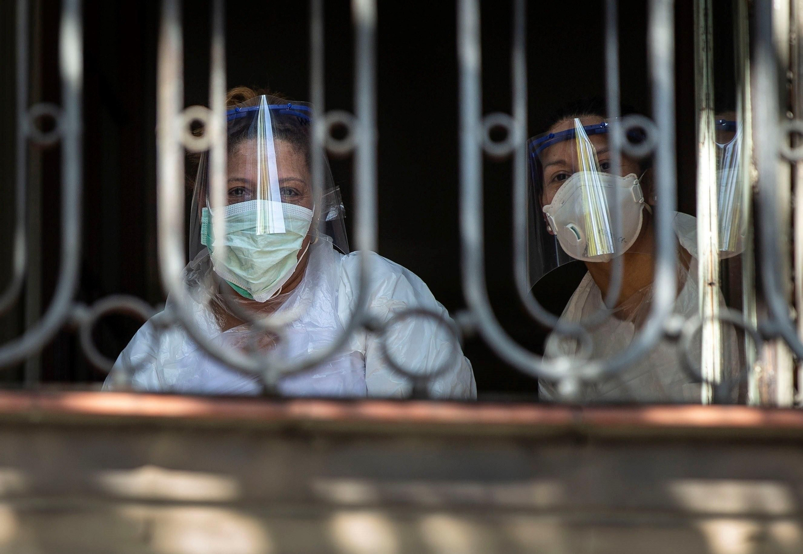 Tres trabajadoras de la residencia de ancianos 'Nova Convivencia' que fue desinfectada por los Bomberos de Barcelona.