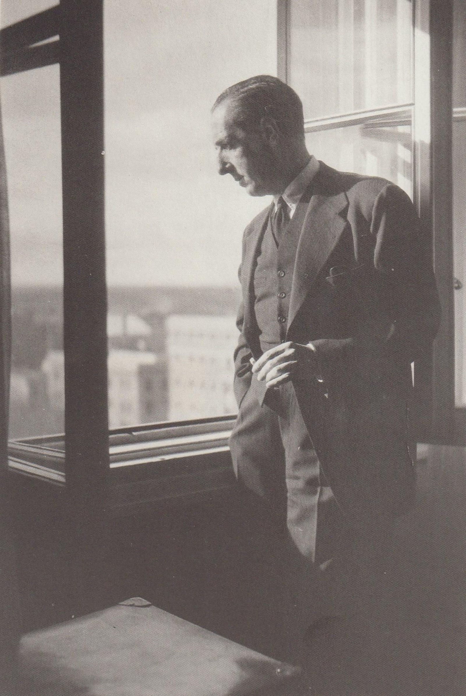 Joaquín Romero Murube, en una fotografía de 1954, año de publicación de 'Pueblo lejano'. ÁLBUM FAMILIAR