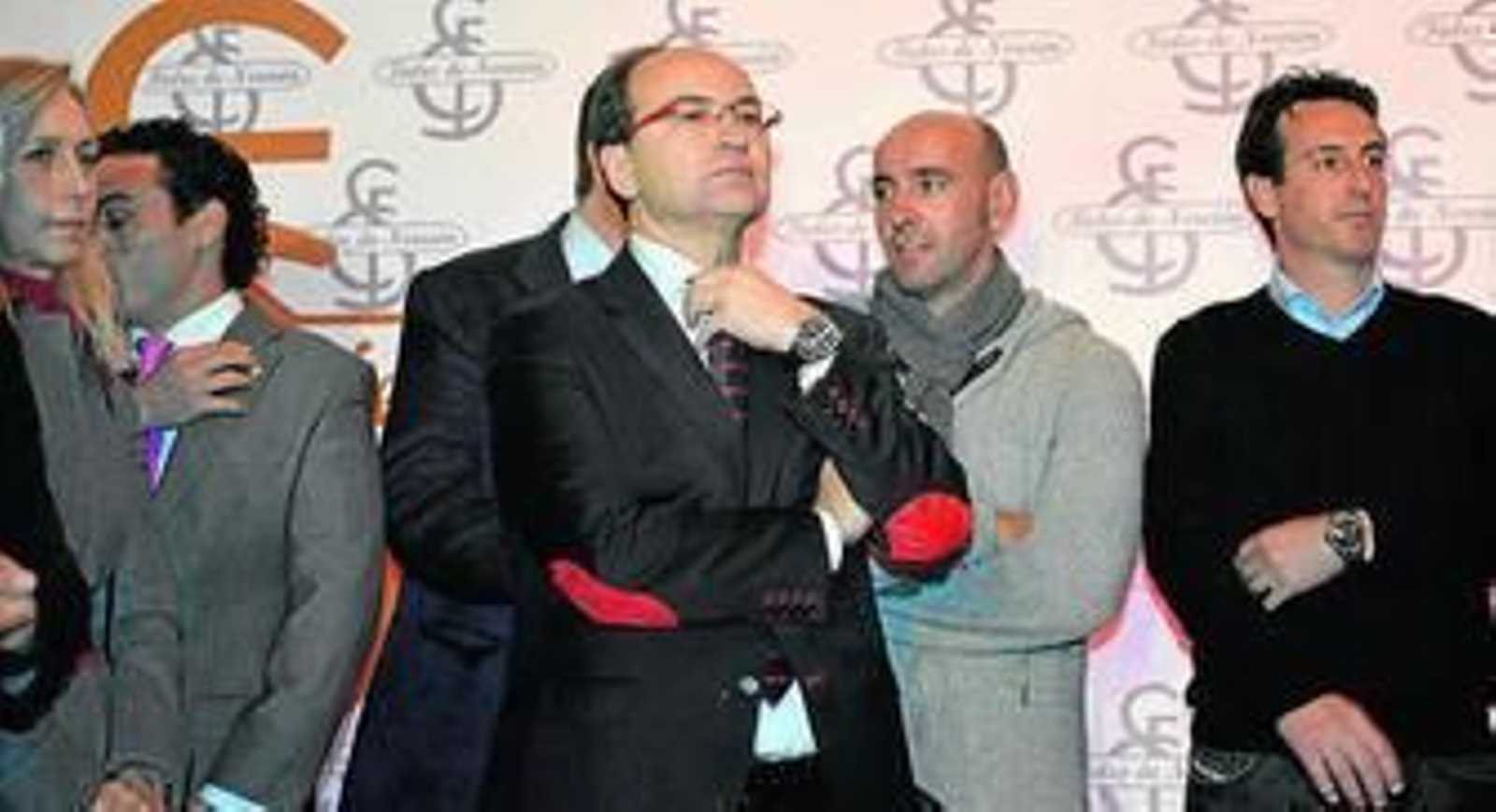 Rakitic, el hombre del año, sostiene en Turín la Copa de la Europa League.