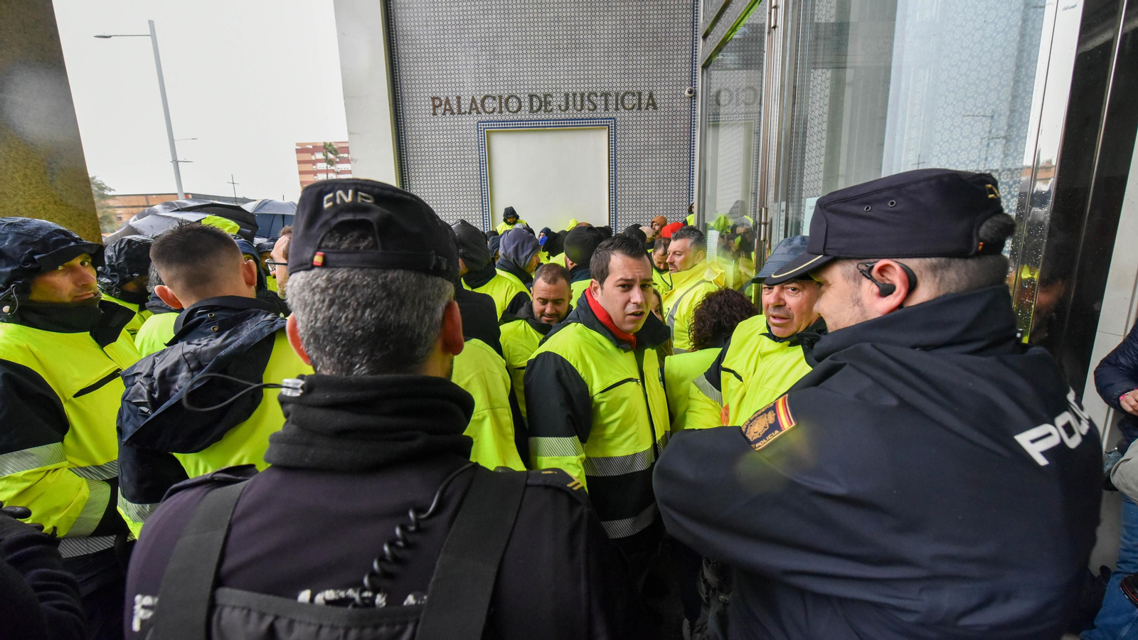 Imágenes de la entrada a los juzgados del trabjador detenido en la ultima manifestación de la plantilla Acerinox en