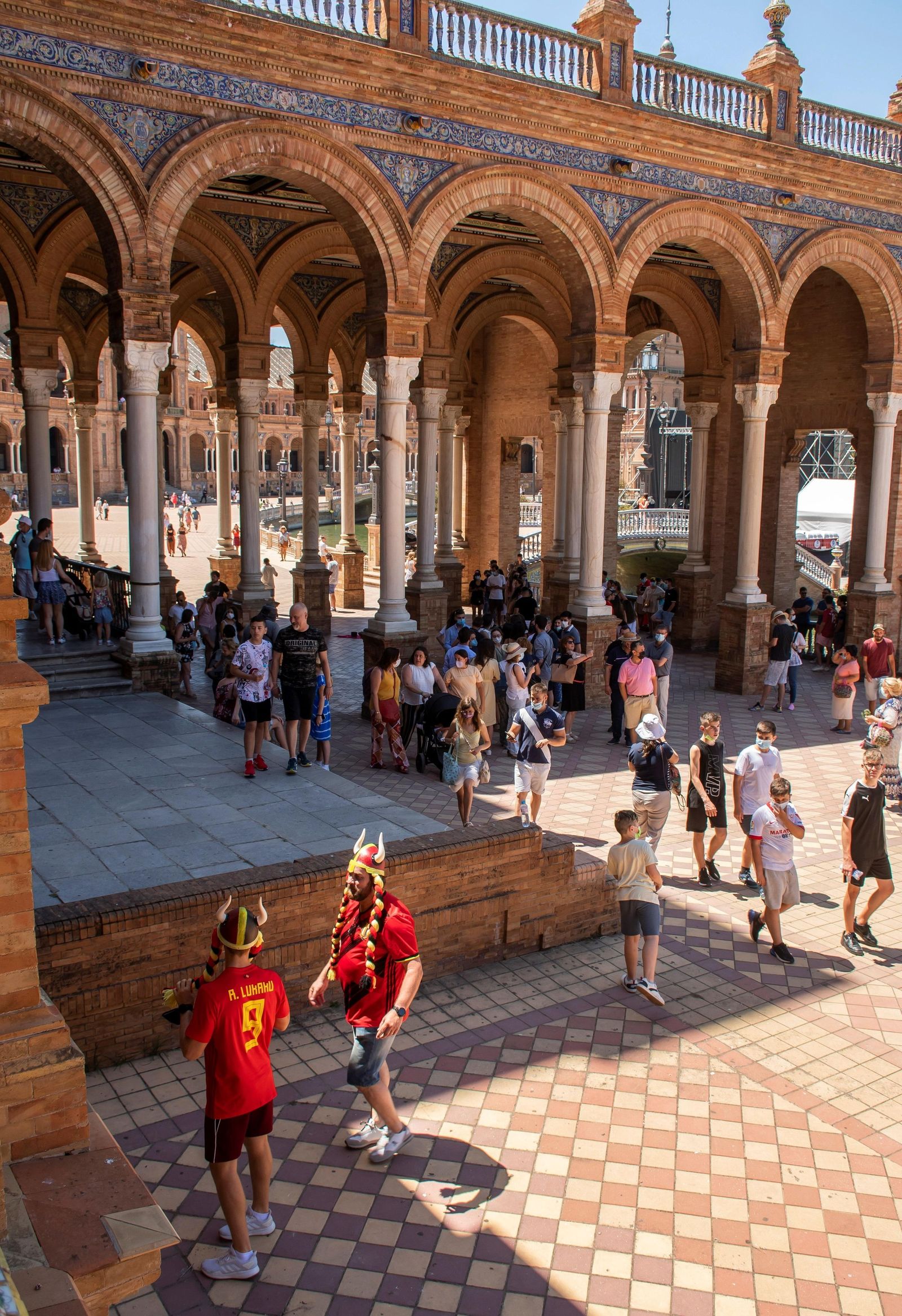 Imágenes de la convivencia entre belgas y portugueses por las calles de Sevilla.
