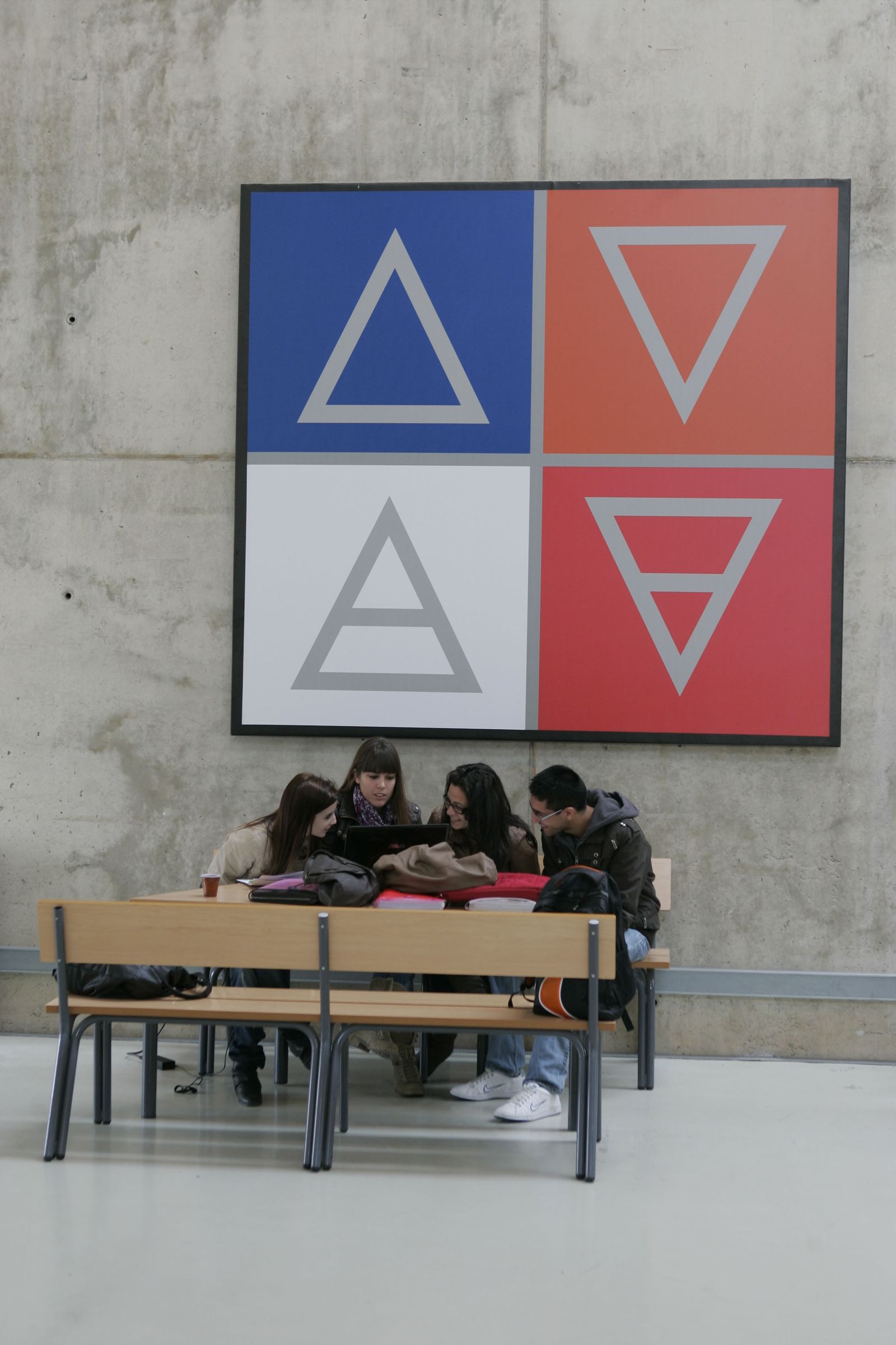 Alumnos en el aulario IV.