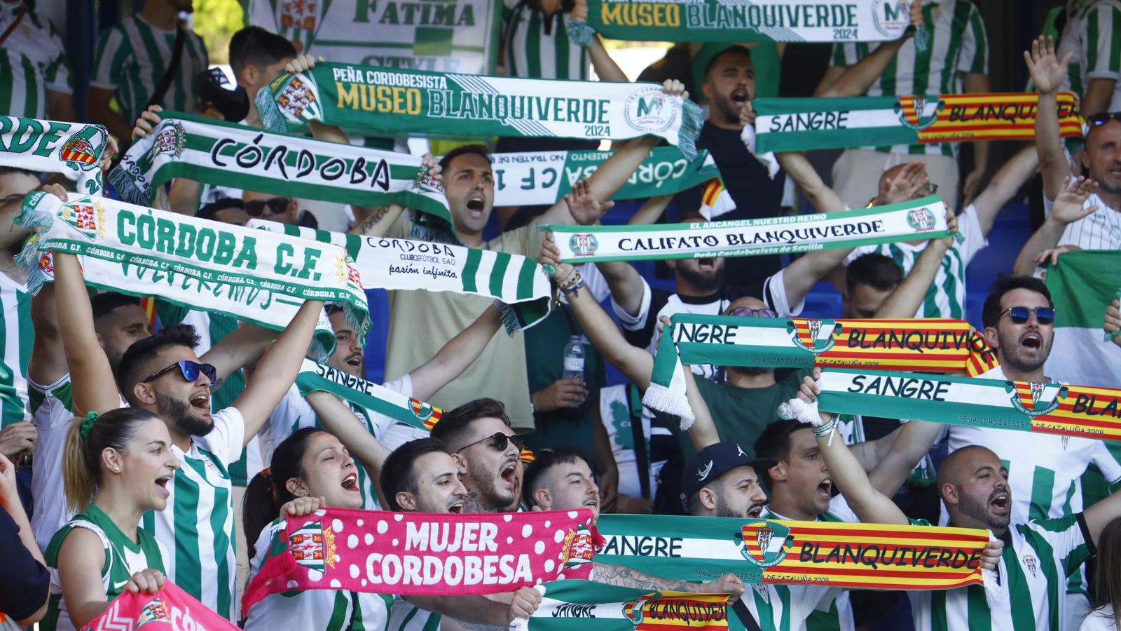 Los seguidores del Córdoba CF animan a su equipo en el partido ante el Barcelona Atlètic. Los seguidores del Córdoba CF animan a su equipo en el partido ante el Barcelona Atlètic.