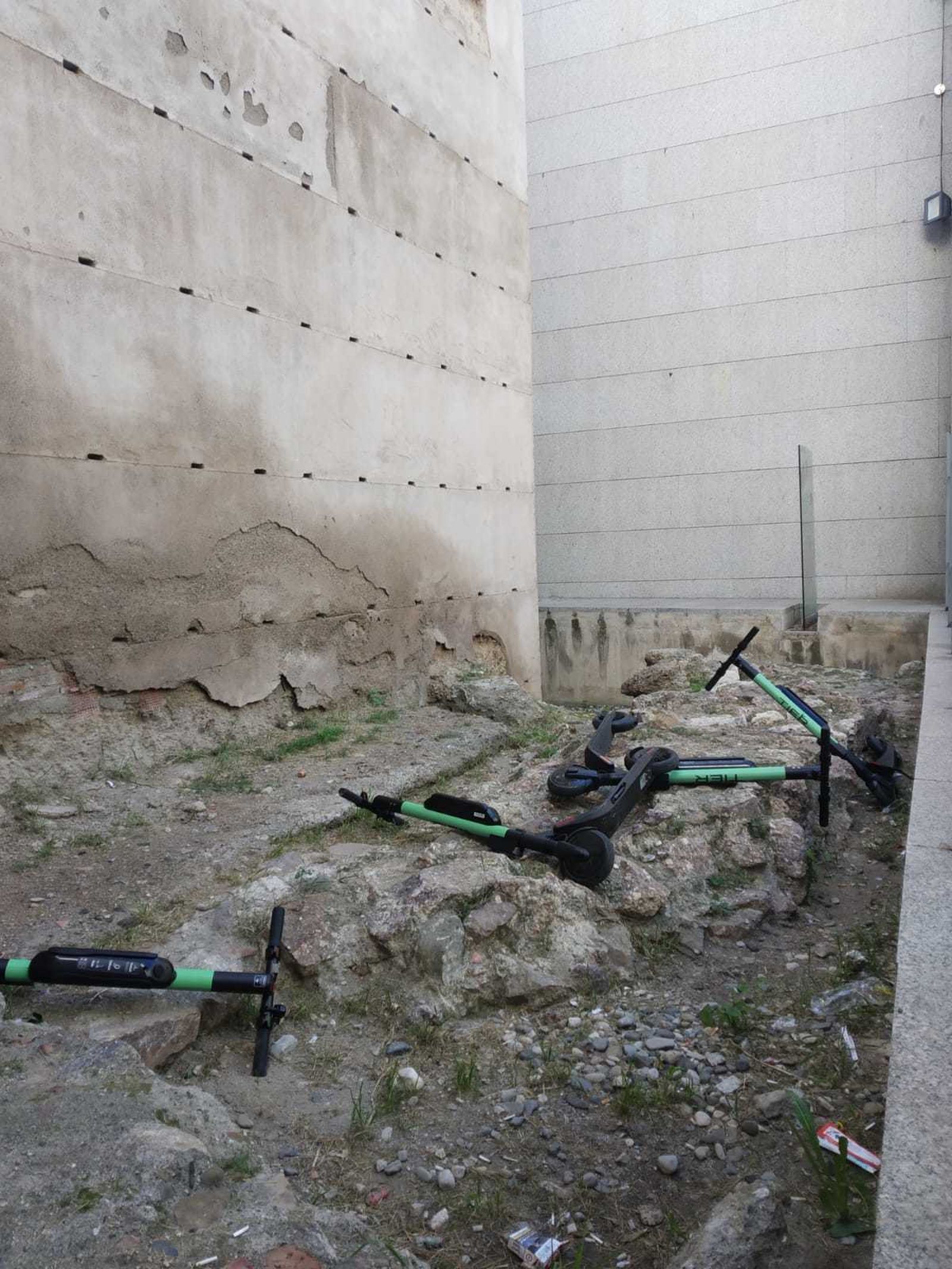 Imagen de los patinetes sobre la muralla medieval.