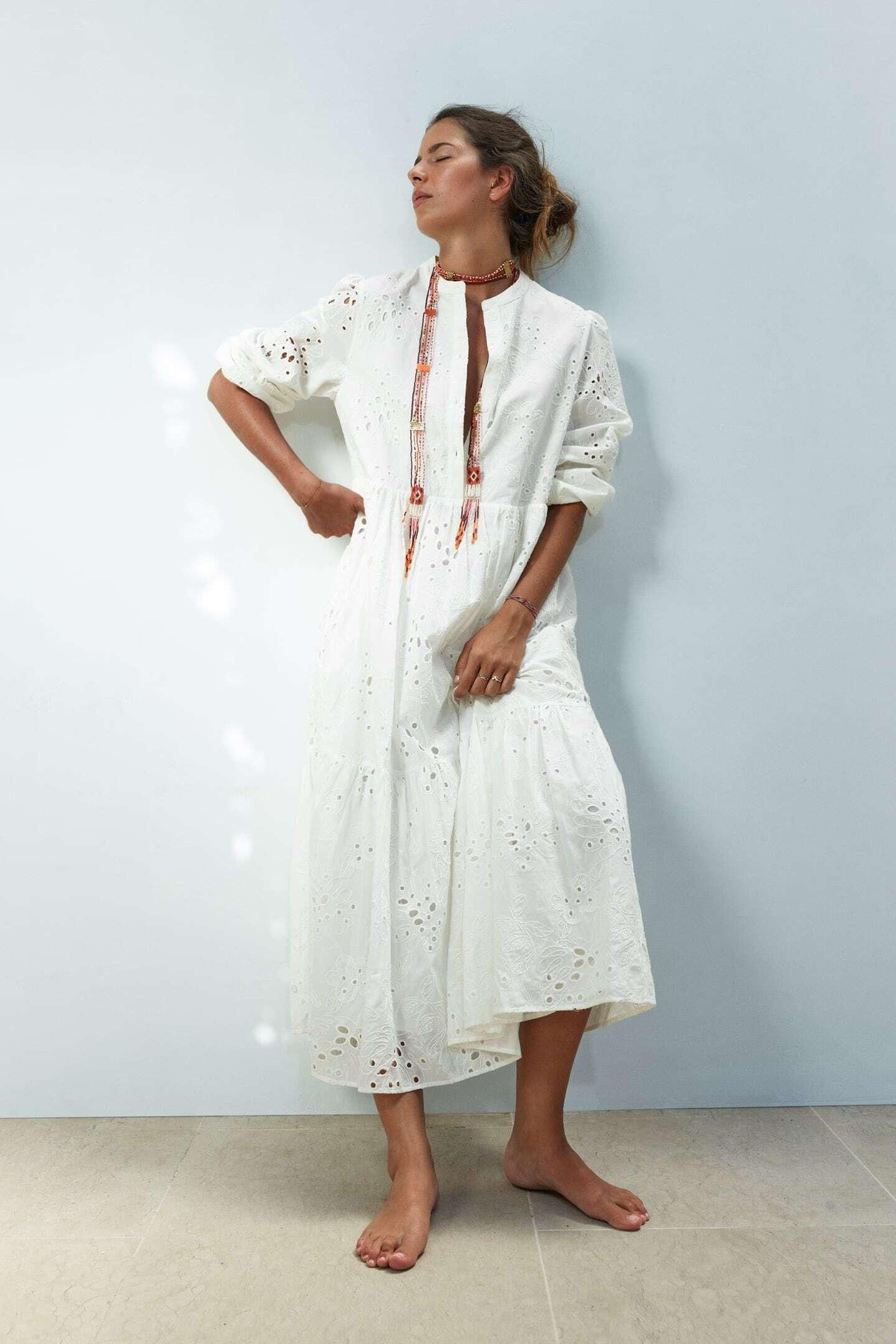Vestido blanco y perforado de Zara. Vestido blanco y perforado de Zara.