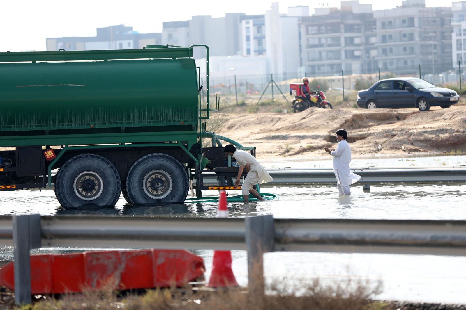 Las terribles y devastadoras lluvias en Emiratos Árabes Unidos