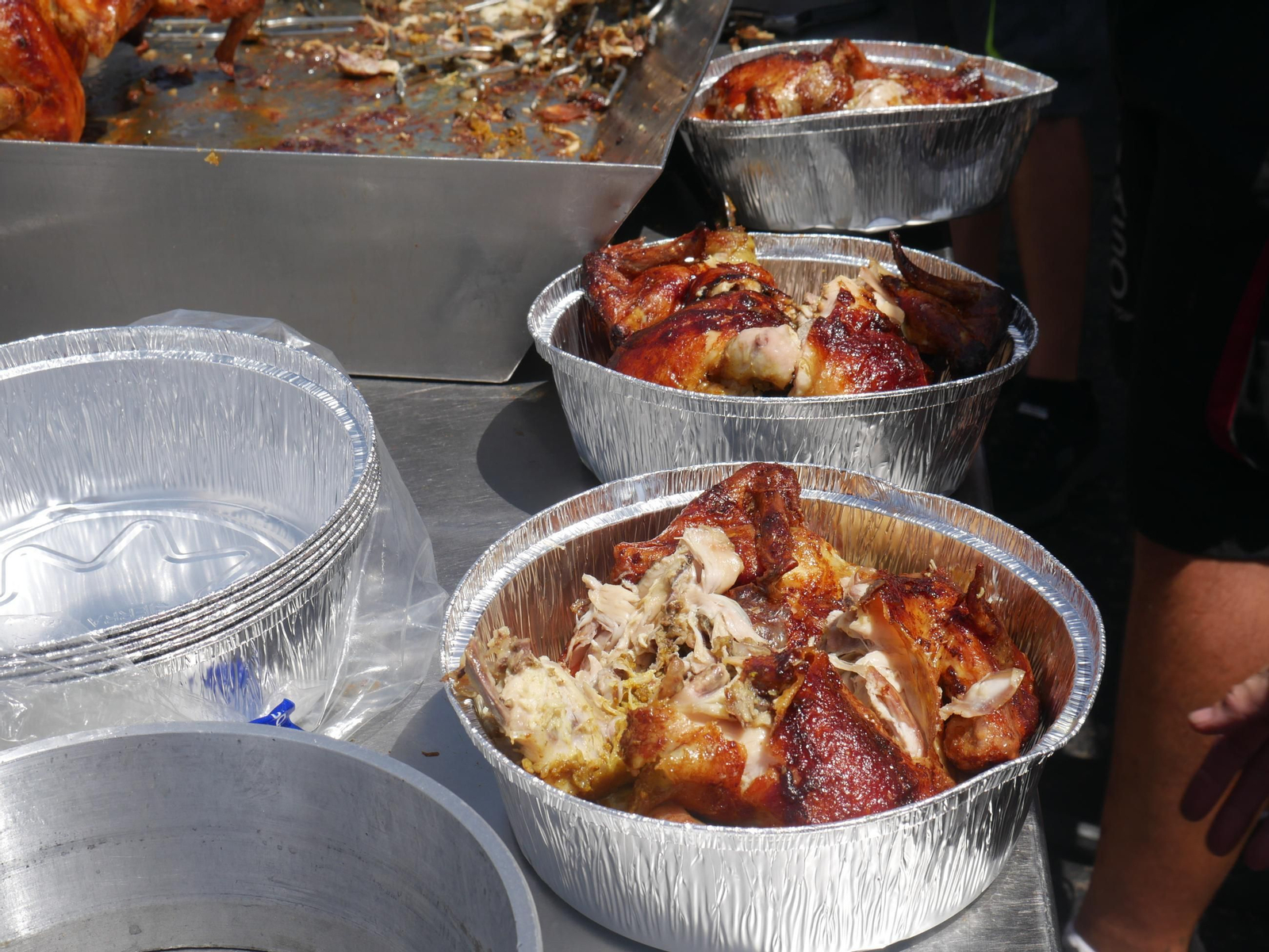 Así es la venta de pollos asados en los negocios ambulantes de Almería