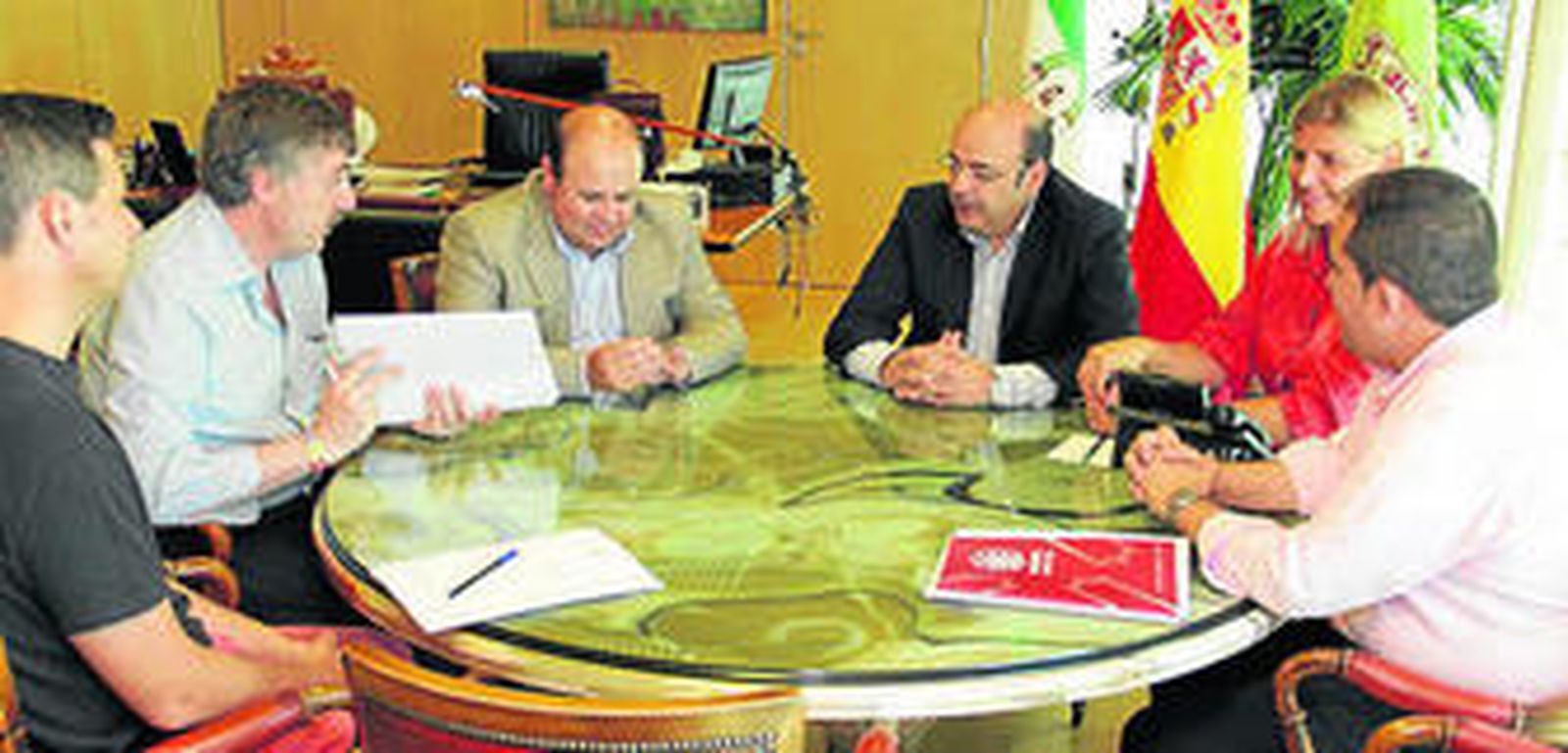 Sebastián Pérez ha firmado ya el acta de recepción del edificio.