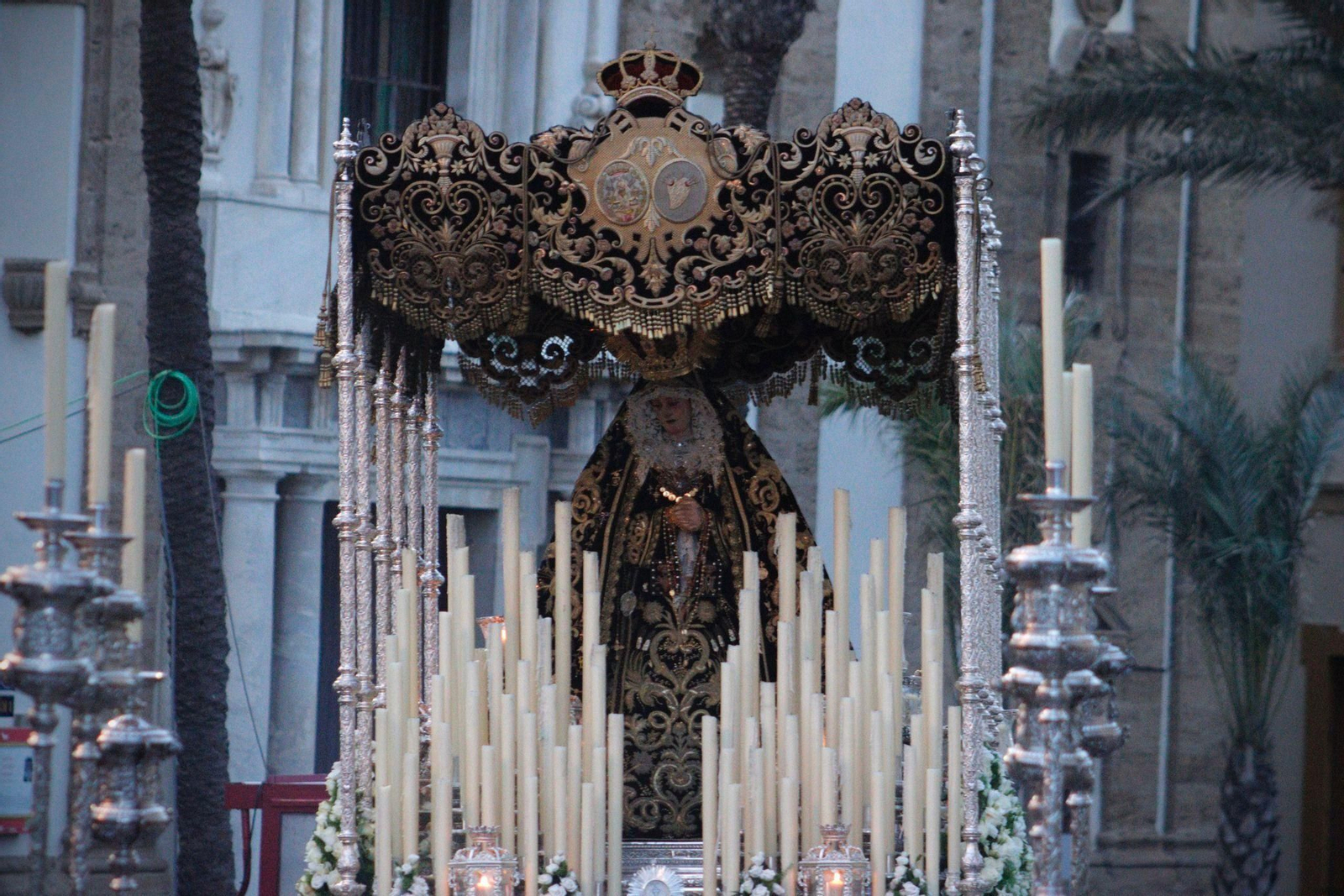 Imágenes de la procesión de la Virgen de los Dolores de Servitas en Cádiz