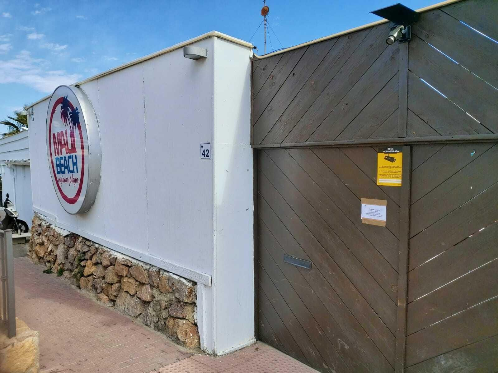 El chiringuito Maui Beach ya está precintado por orden del Ayuntamiento